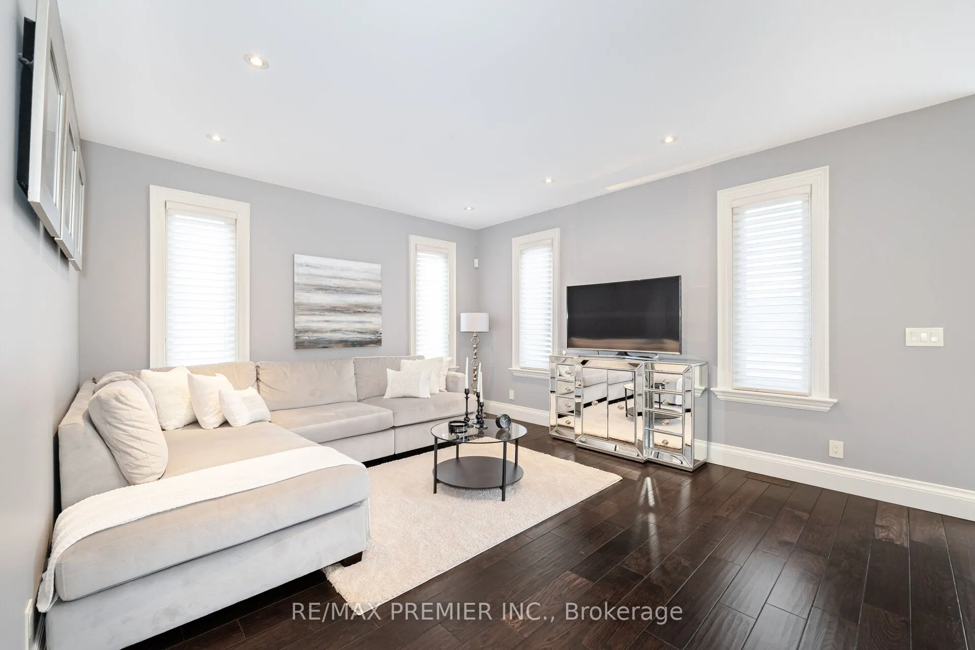 28 Ellerby Square N