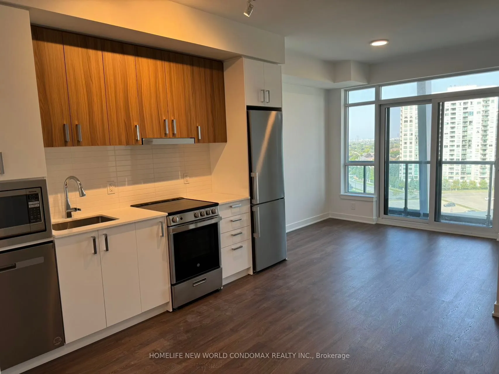 50 Upper Mall Way, #B907