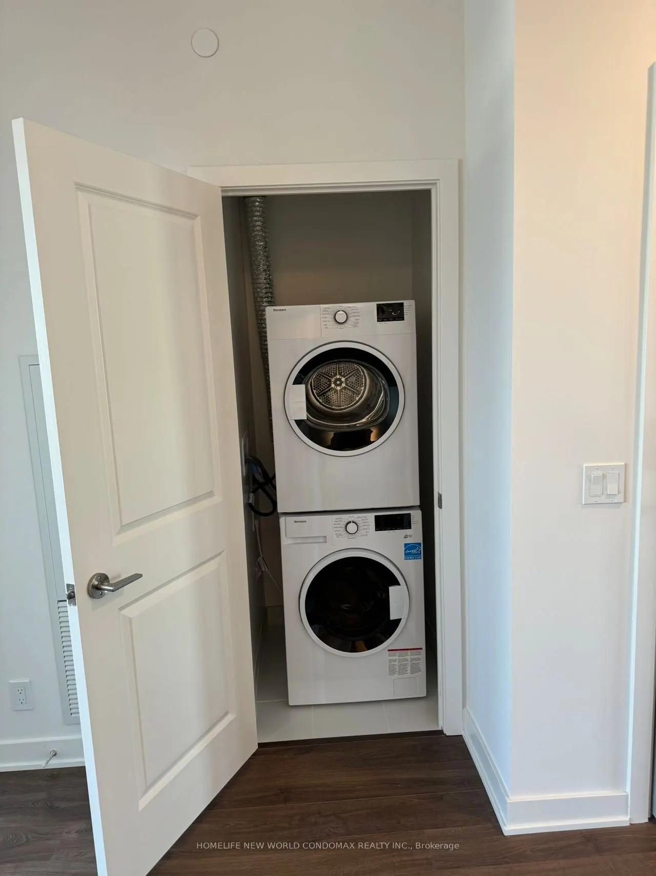 50 Upper Mall Way, #B907