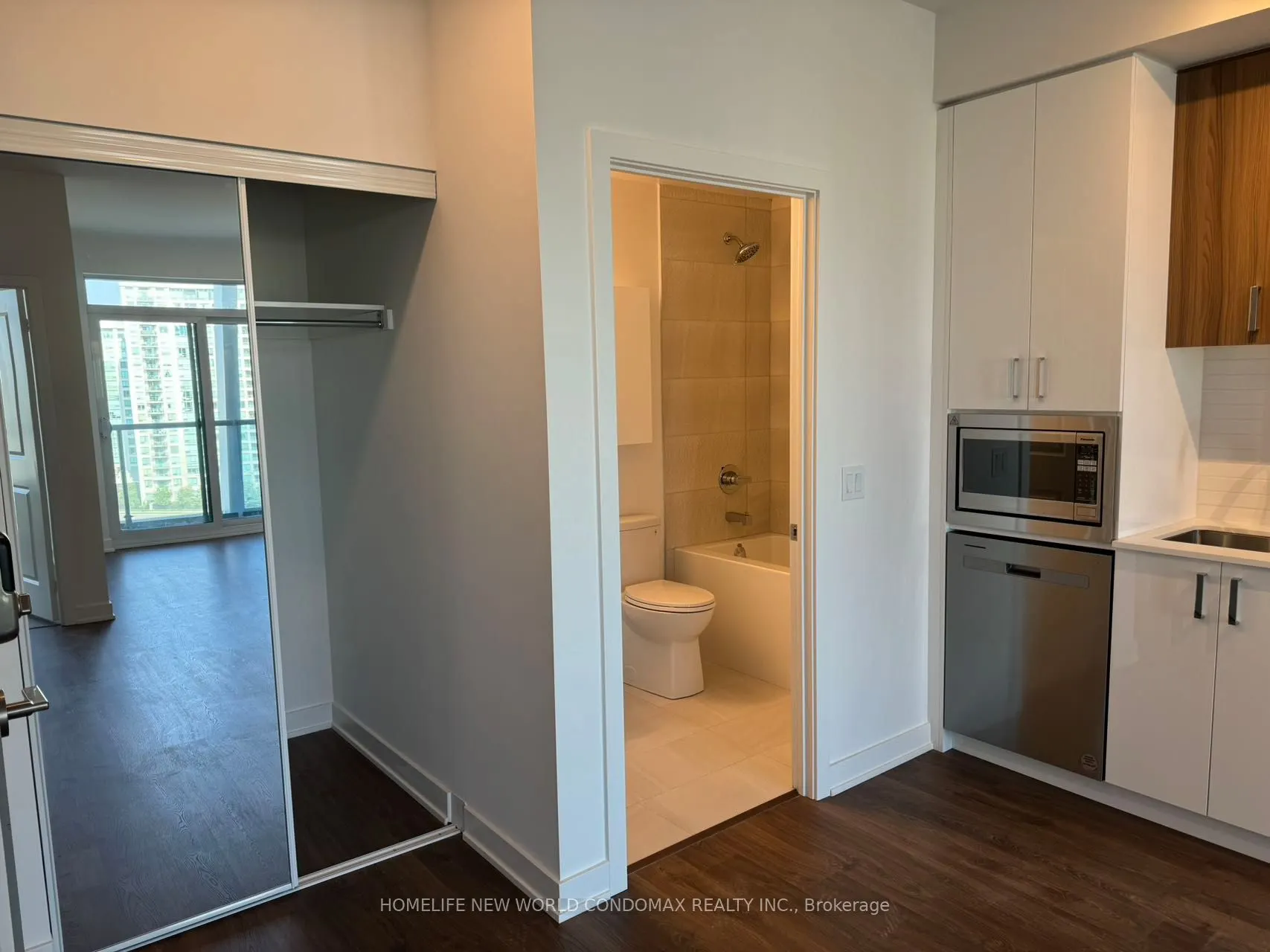 50 Upper Mall Way, #B907