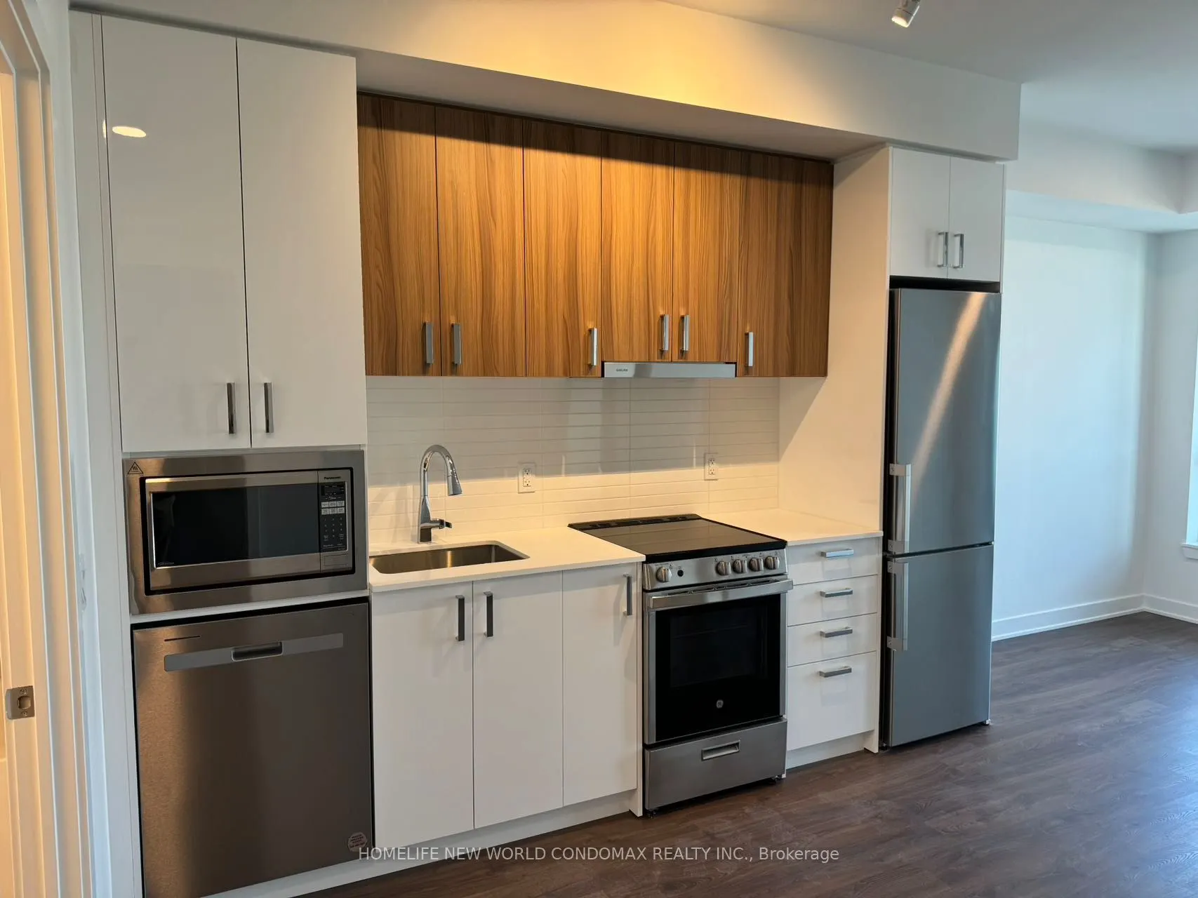 50 Upper Mall Way, #B907