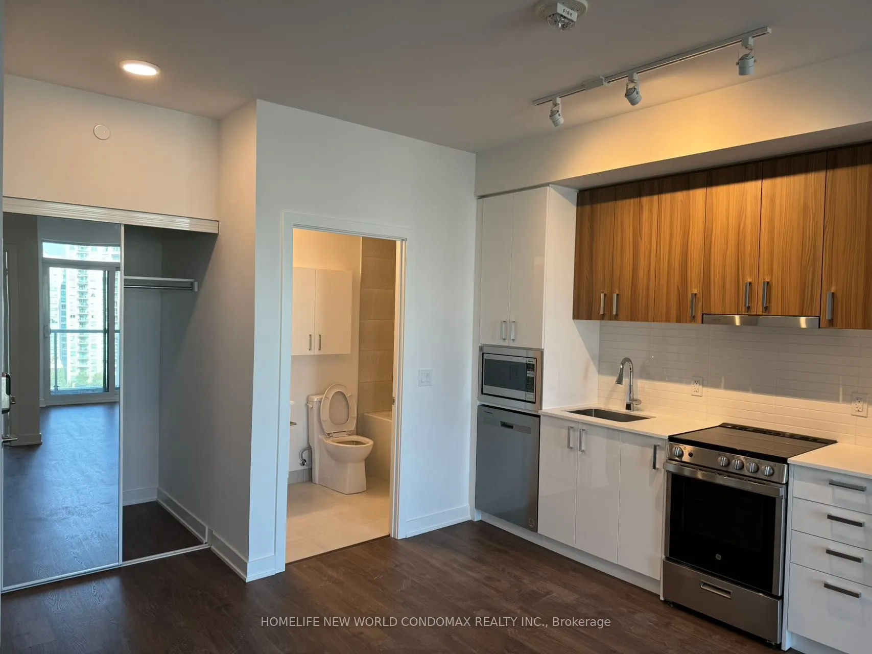 50 Upper Mall Way, #B907