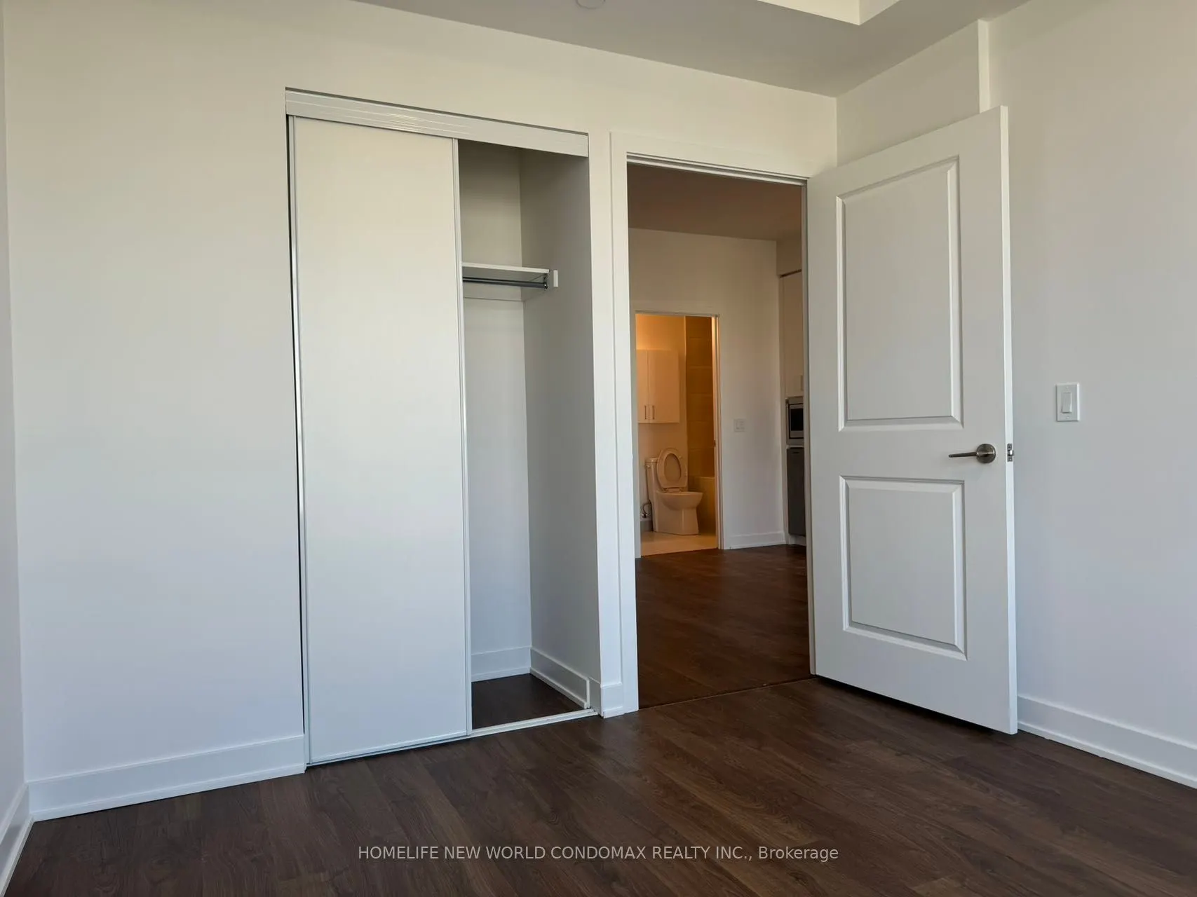 50 Upper Mall Way, #B907
