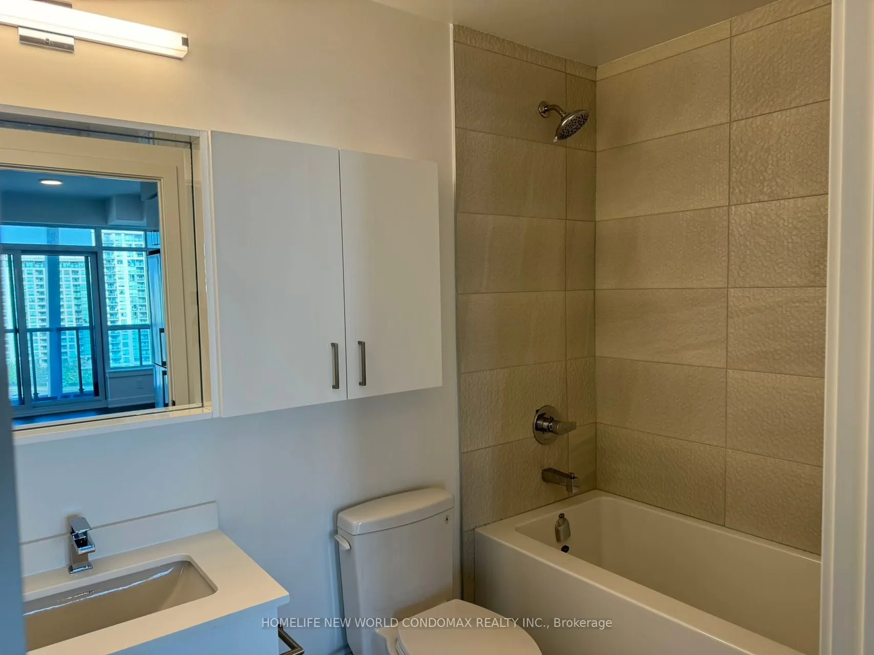 50 Upper Mall Way, #B907