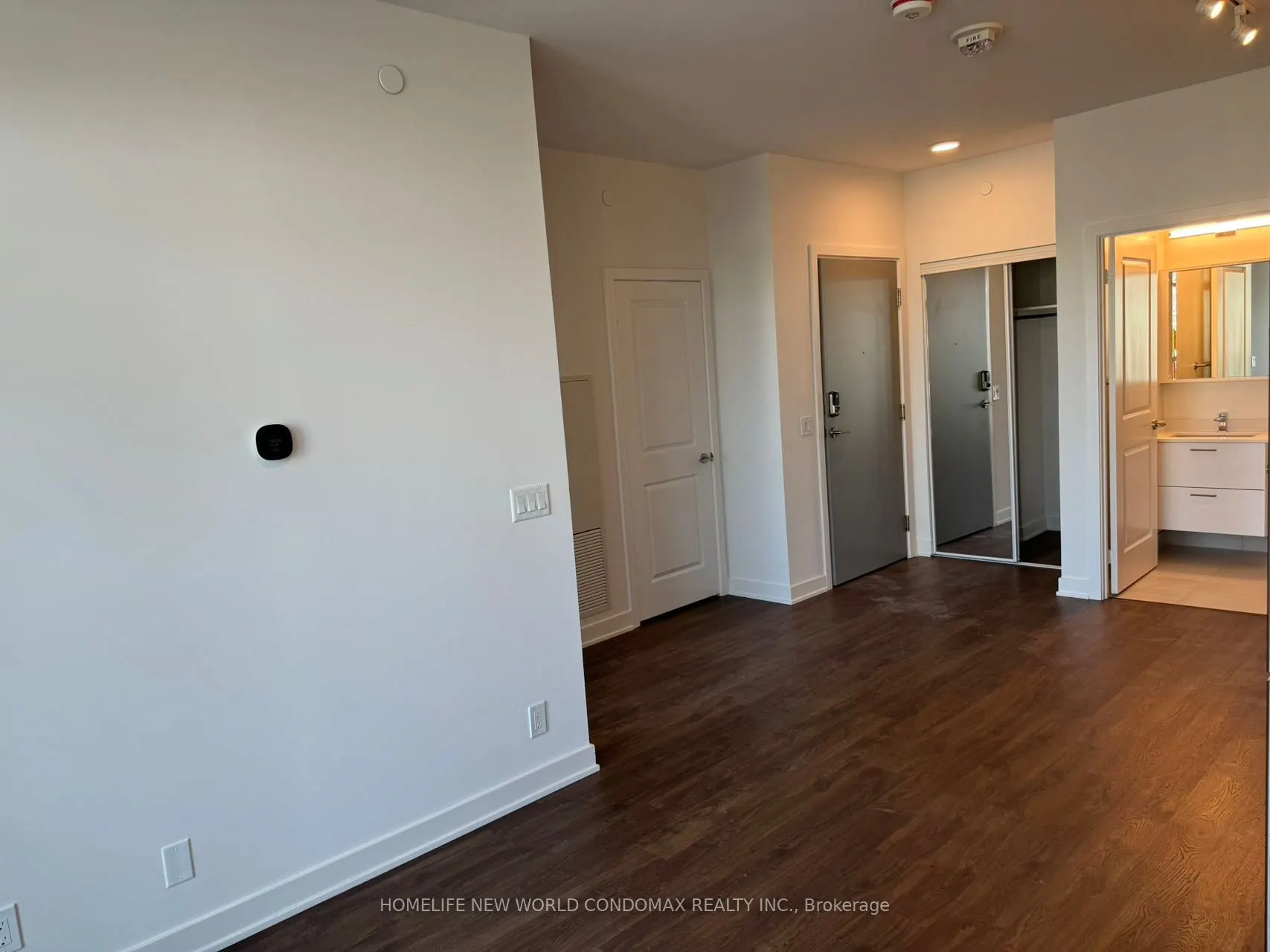 50 Upper Mall Way, #B907