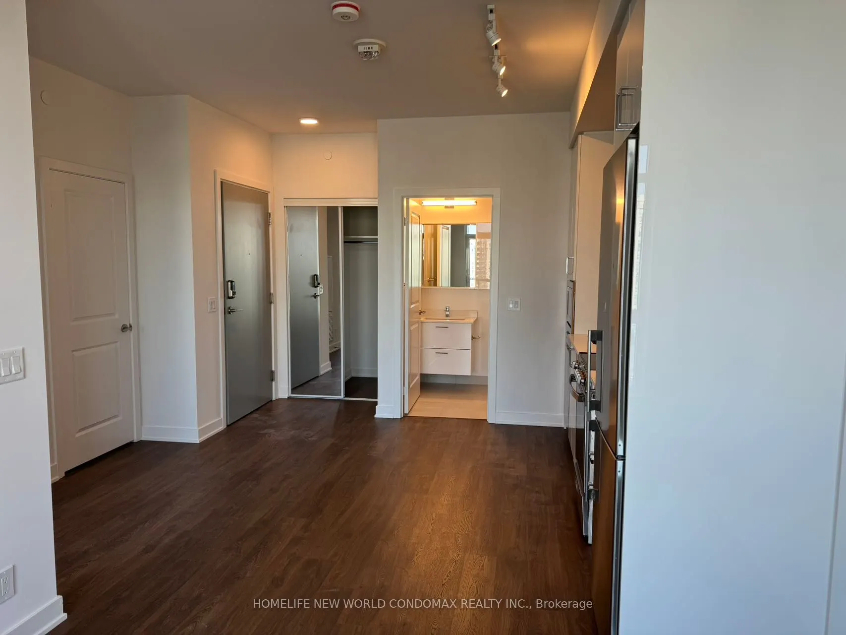 50 Upper Mall Way, #B907
