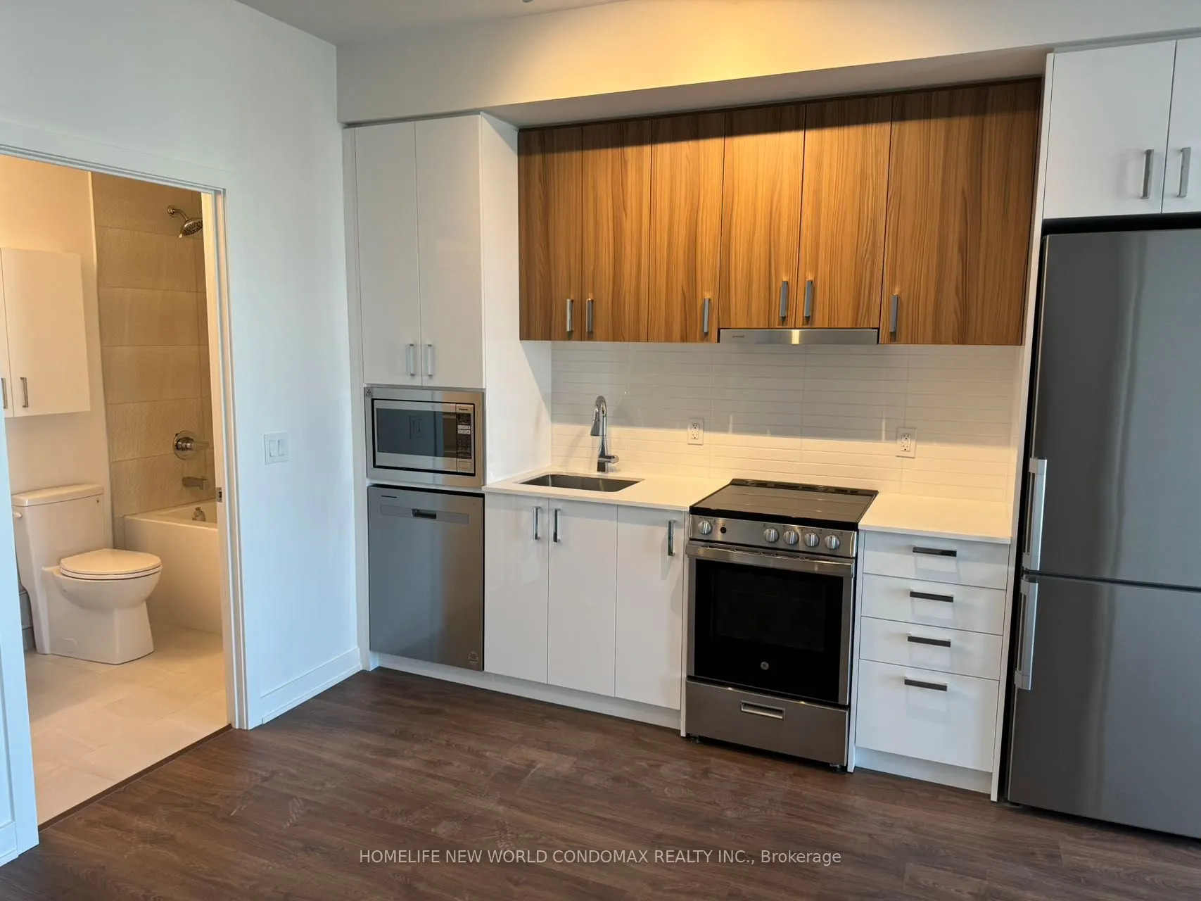 50 Upper Mall Way, #B907
