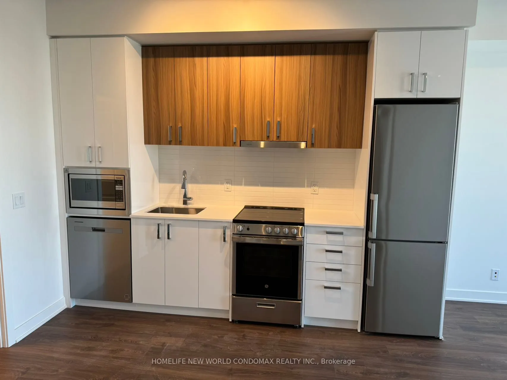 50 Upper Mall Way, #B907
