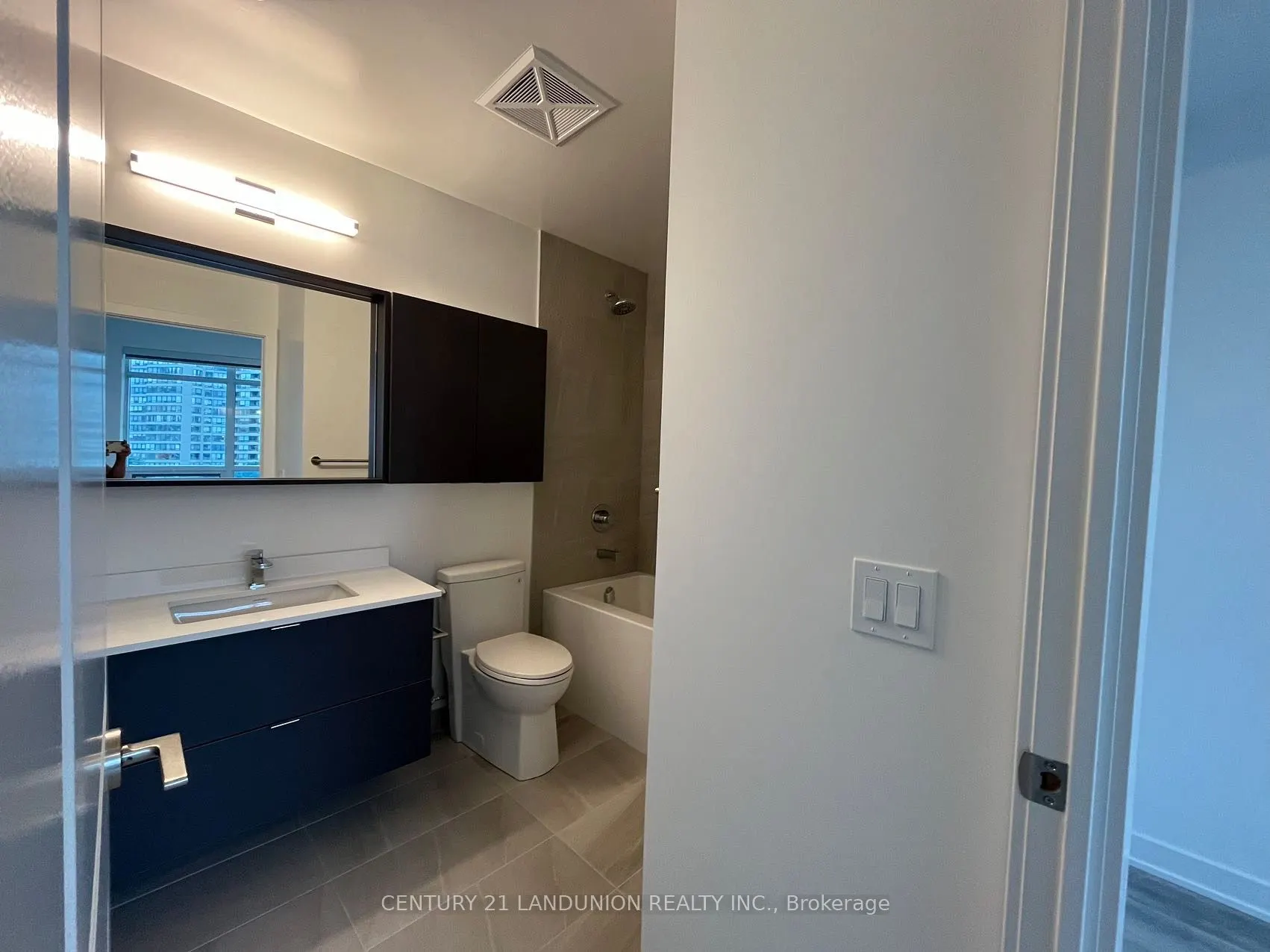30 Upper Mall Way, #306