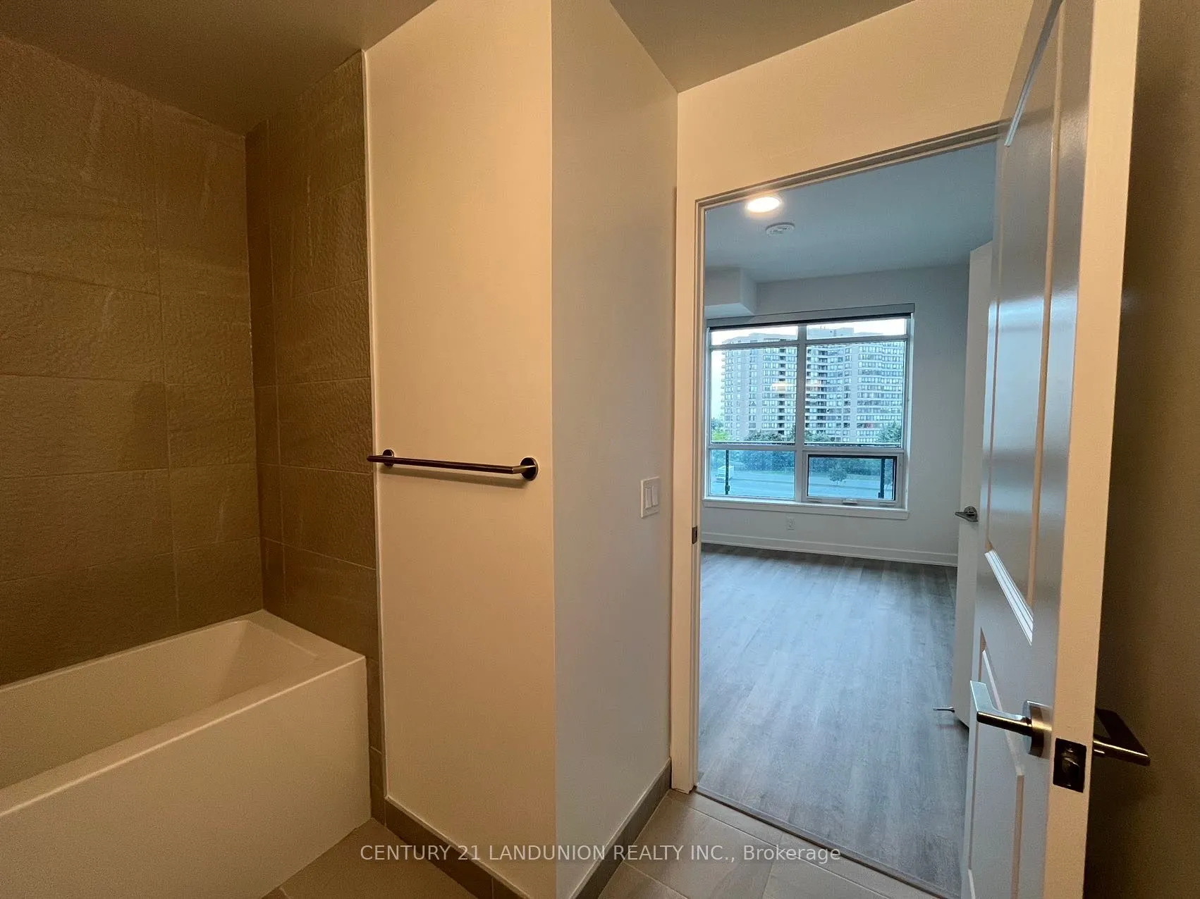 30 Upper Mall Way, #306