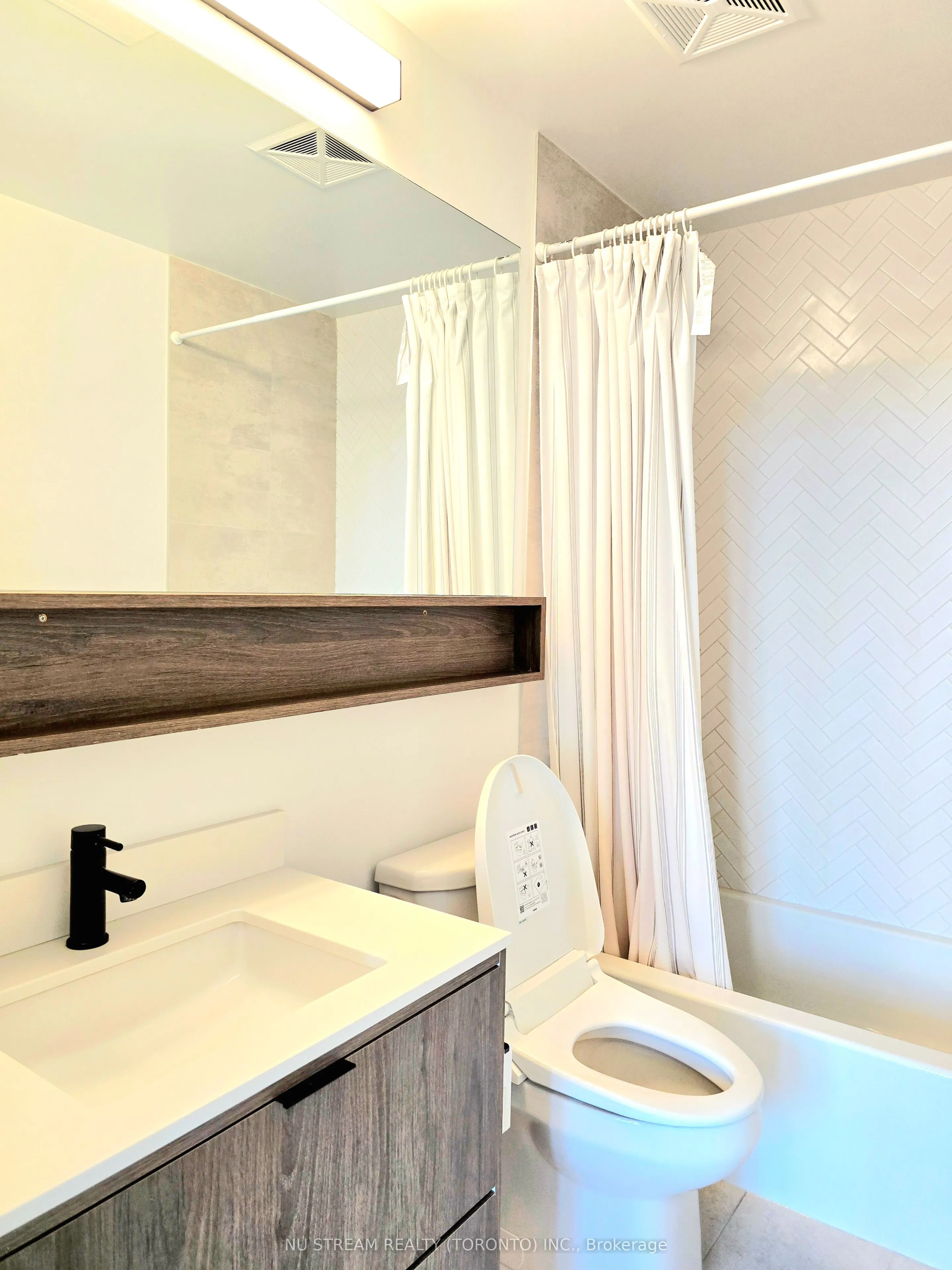 8888 Yonge Street, #222