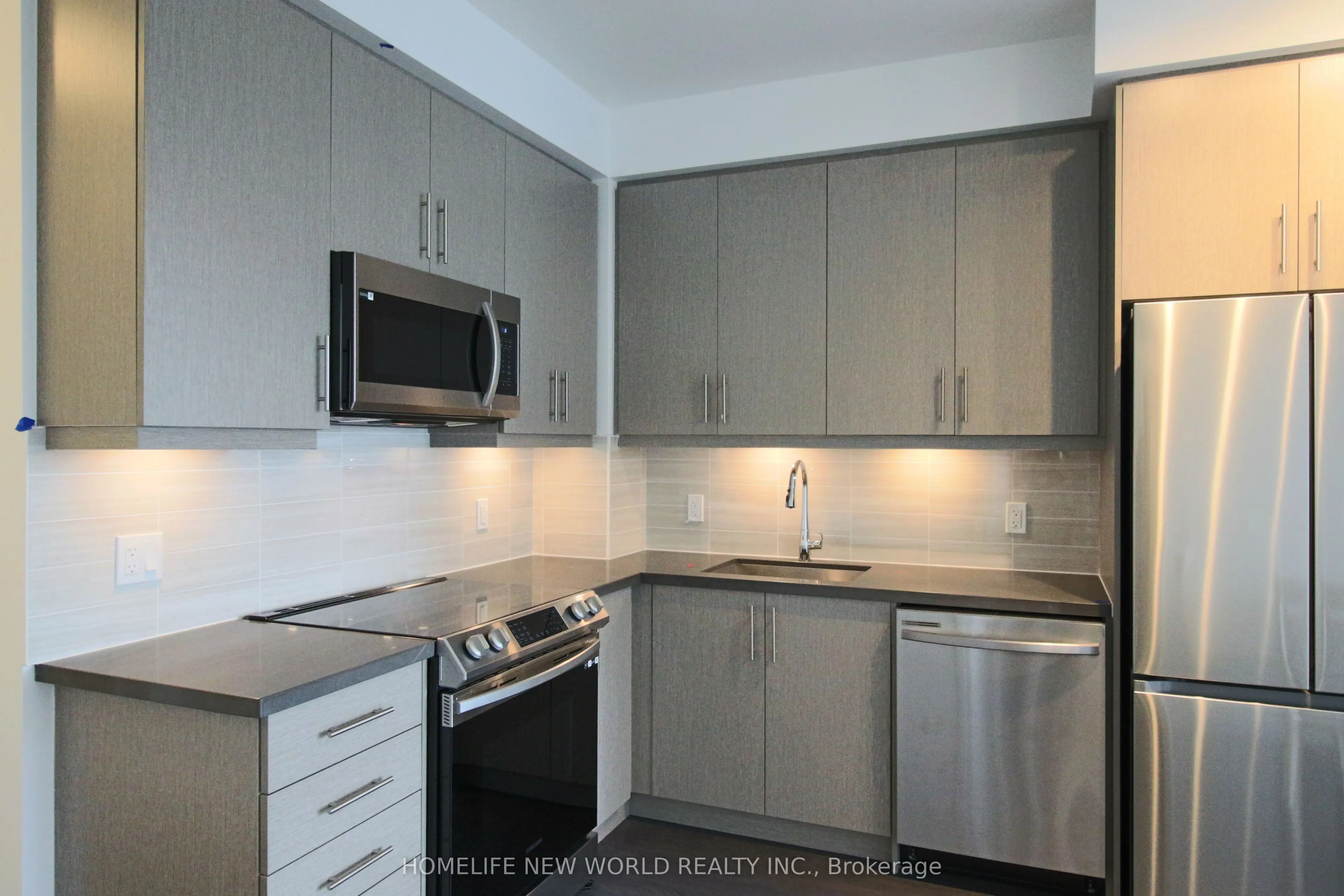 105 Oneida Crescent S, #1209