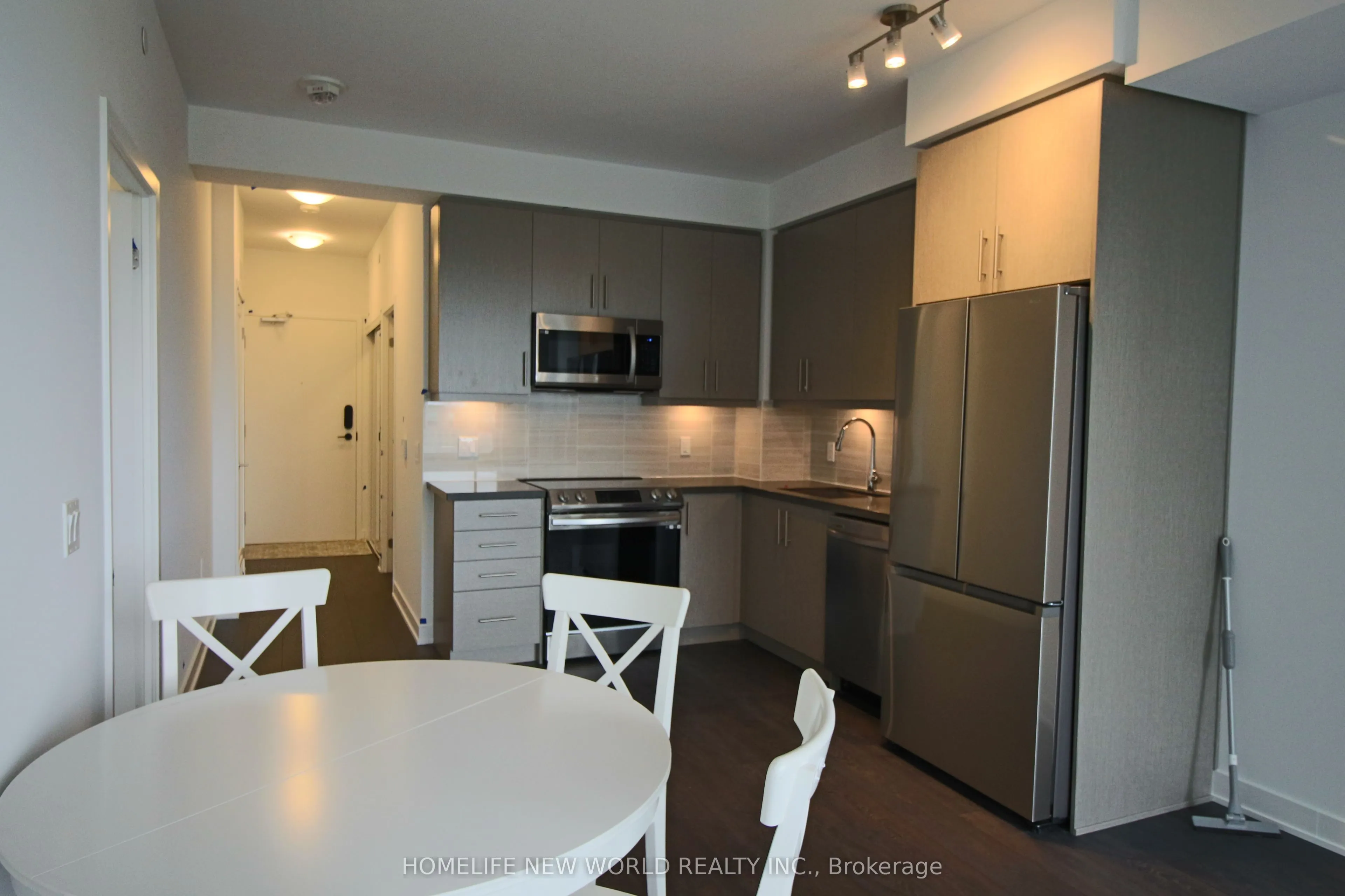 105 Oneida Crescent S, #1209