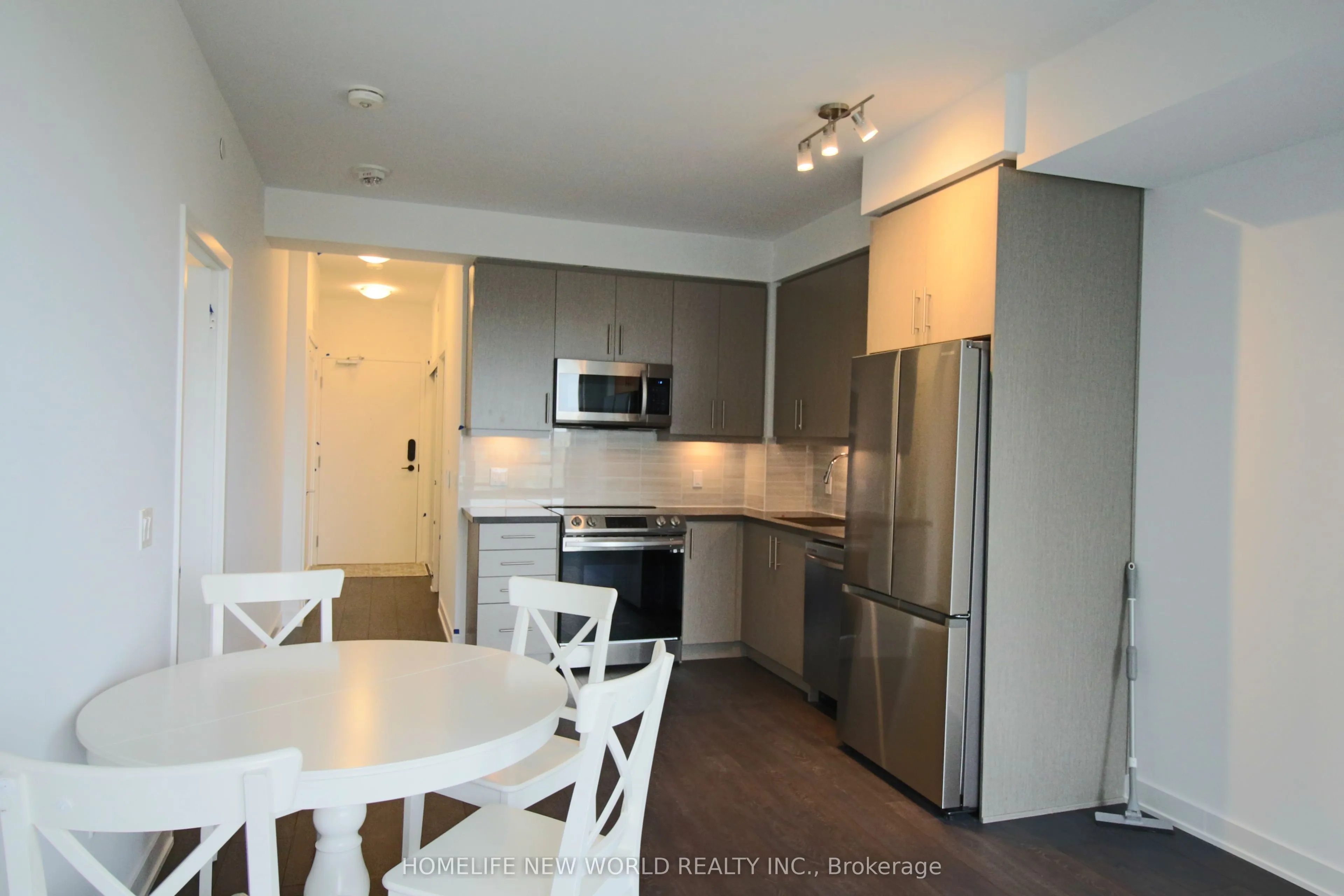 105 Oneida Crescent S, #1209