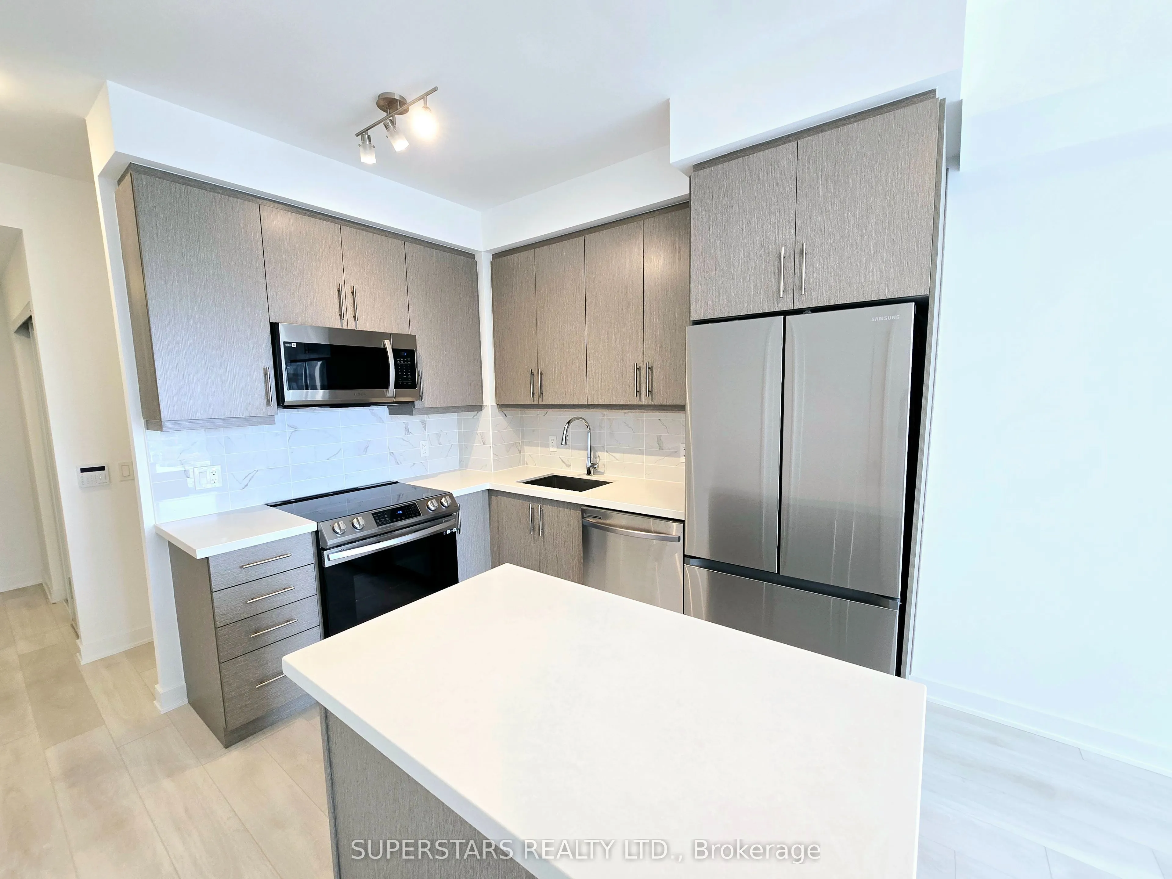 105 Oneida Crescent, #1401