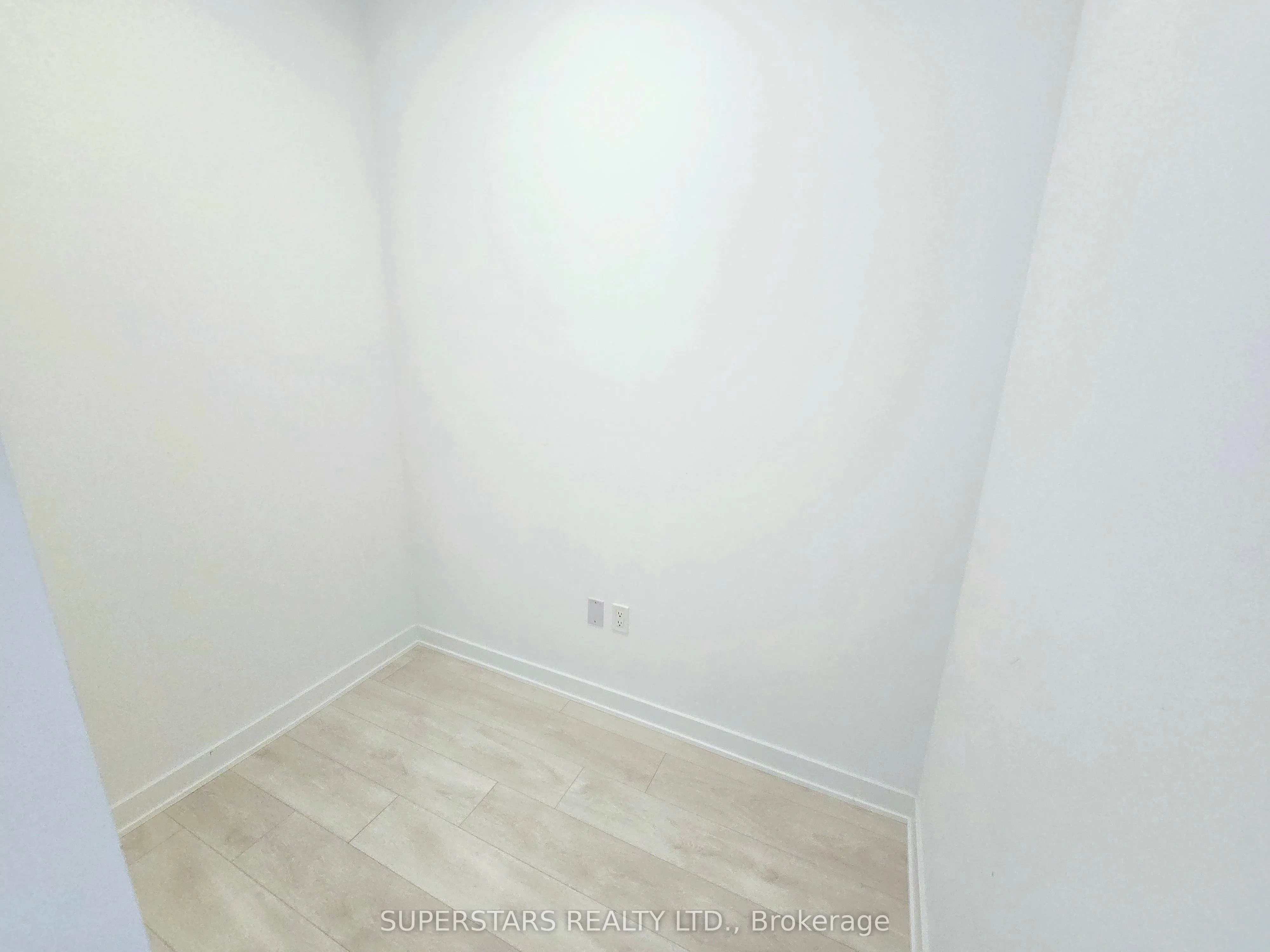 105 Oneida Crescent, #1401