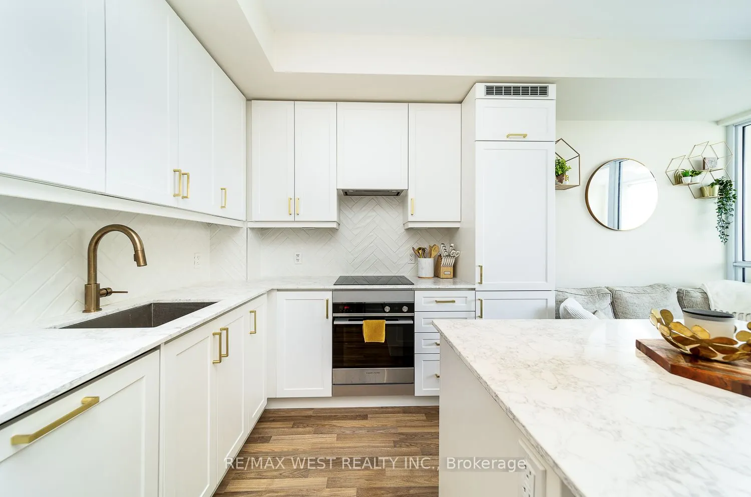 9085 Jane Street, #901