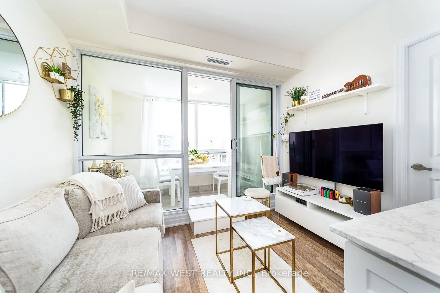 9085 Jane Street, #901