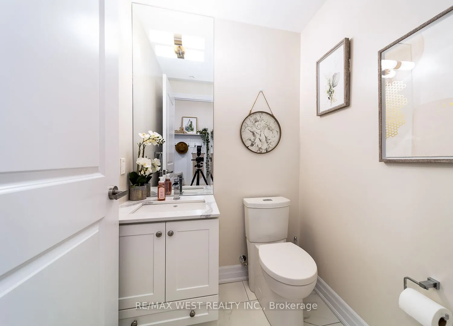9085 Jane Street, #901