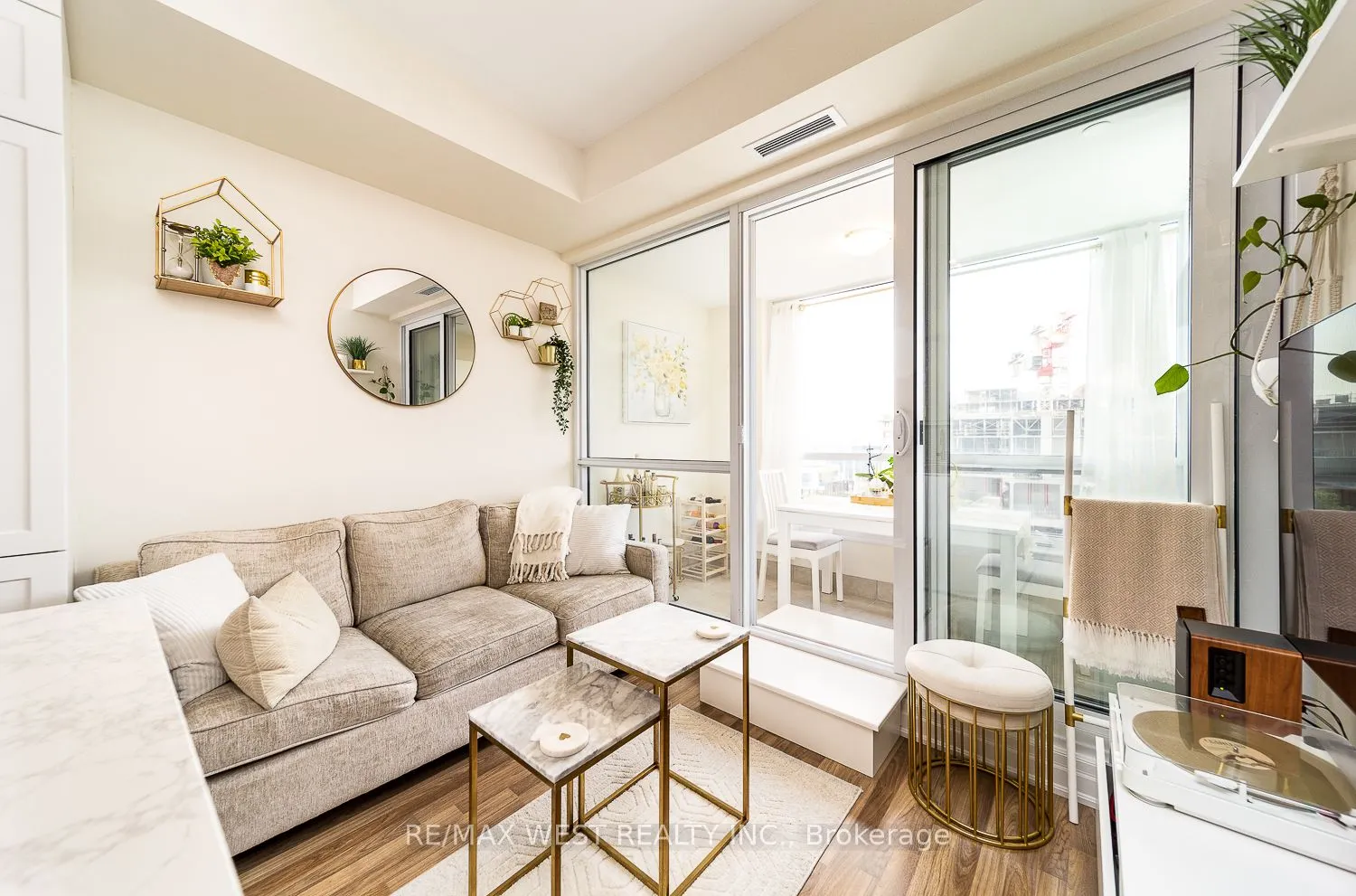 9085 Jane Street, #901