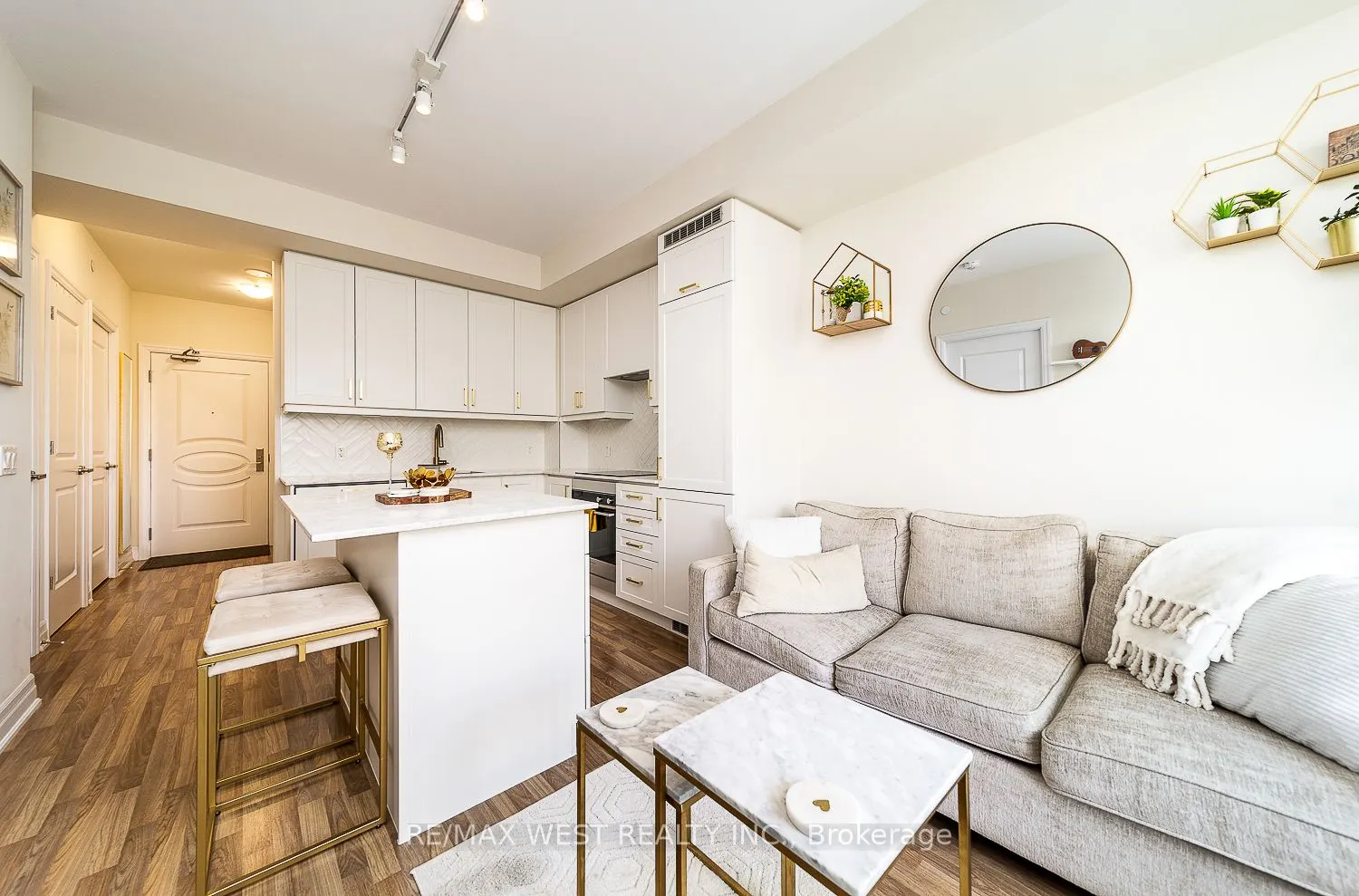 9085 Jane Street, #901