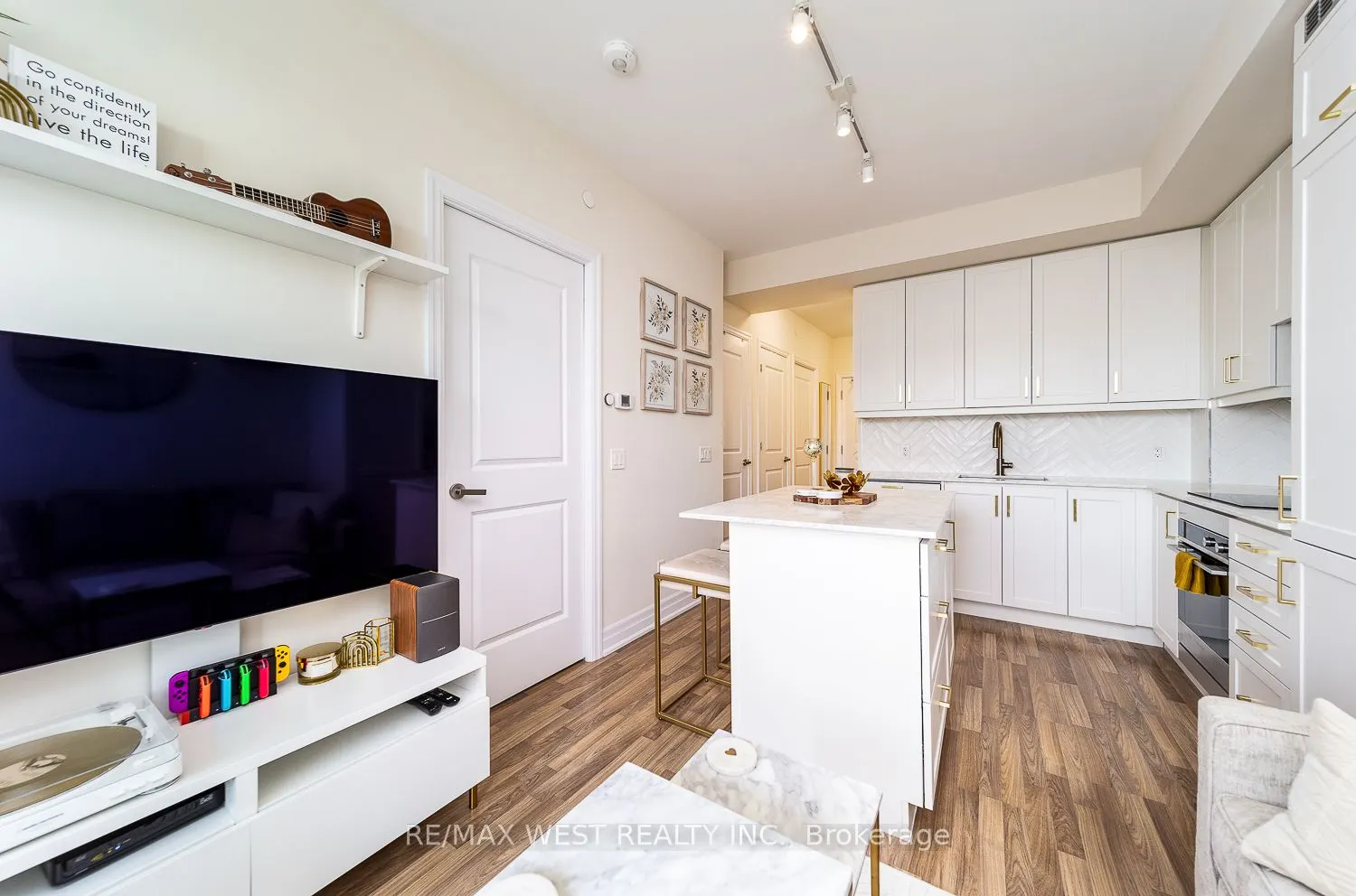9085 Jane Street, #901