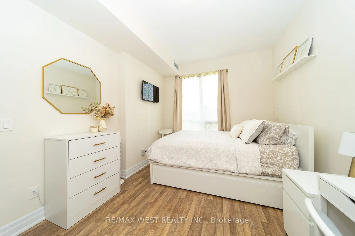 9085 Jane Street, #901