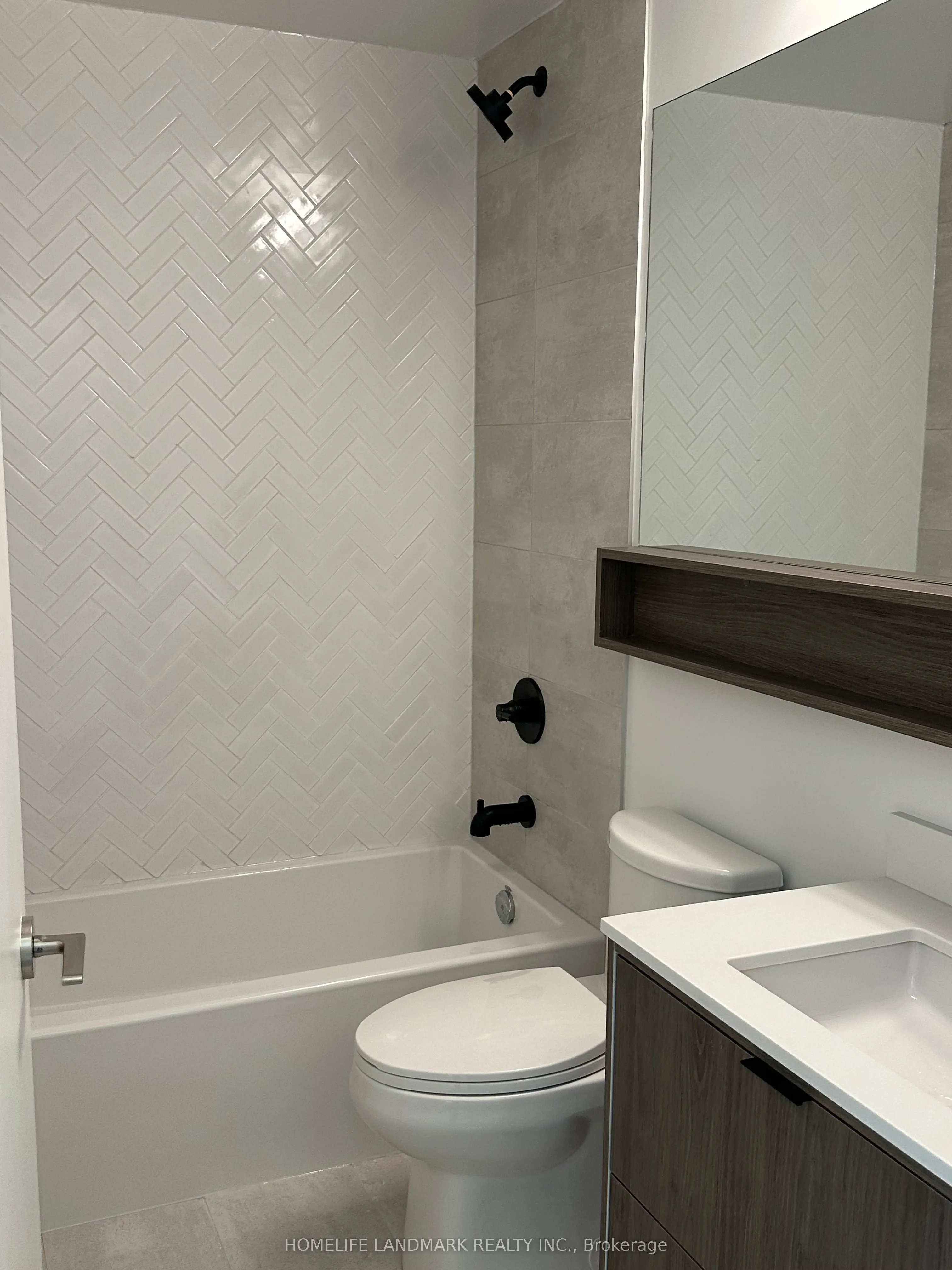 8888 Yonge Street, #209