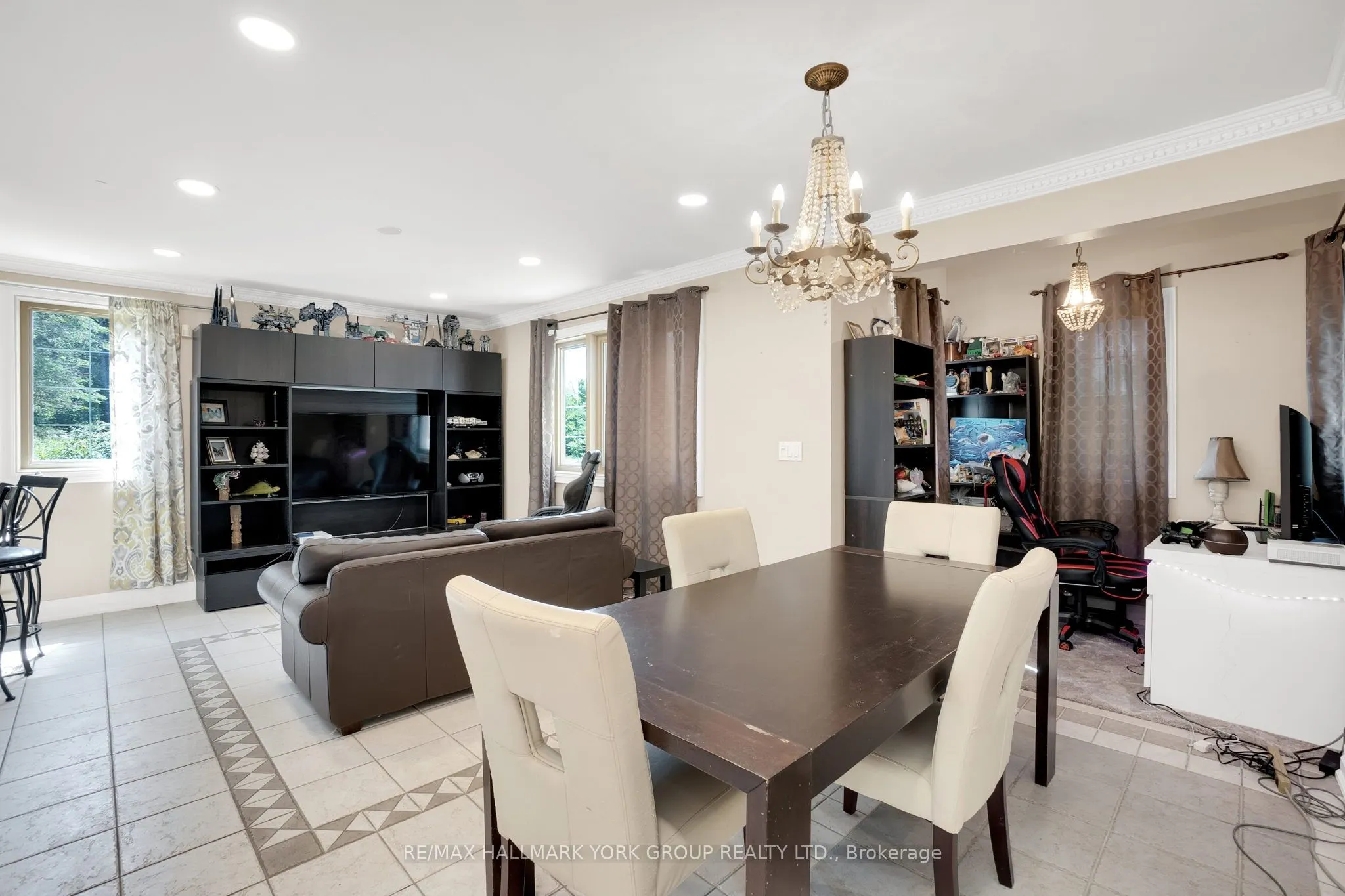 2 Kingswood Drive