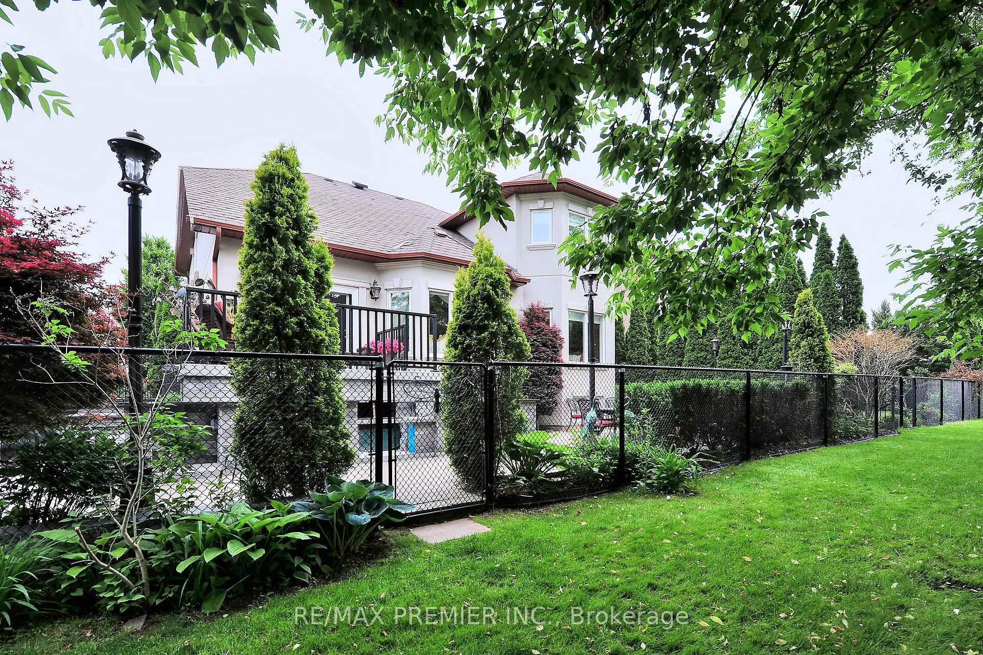 111 Arista Gate