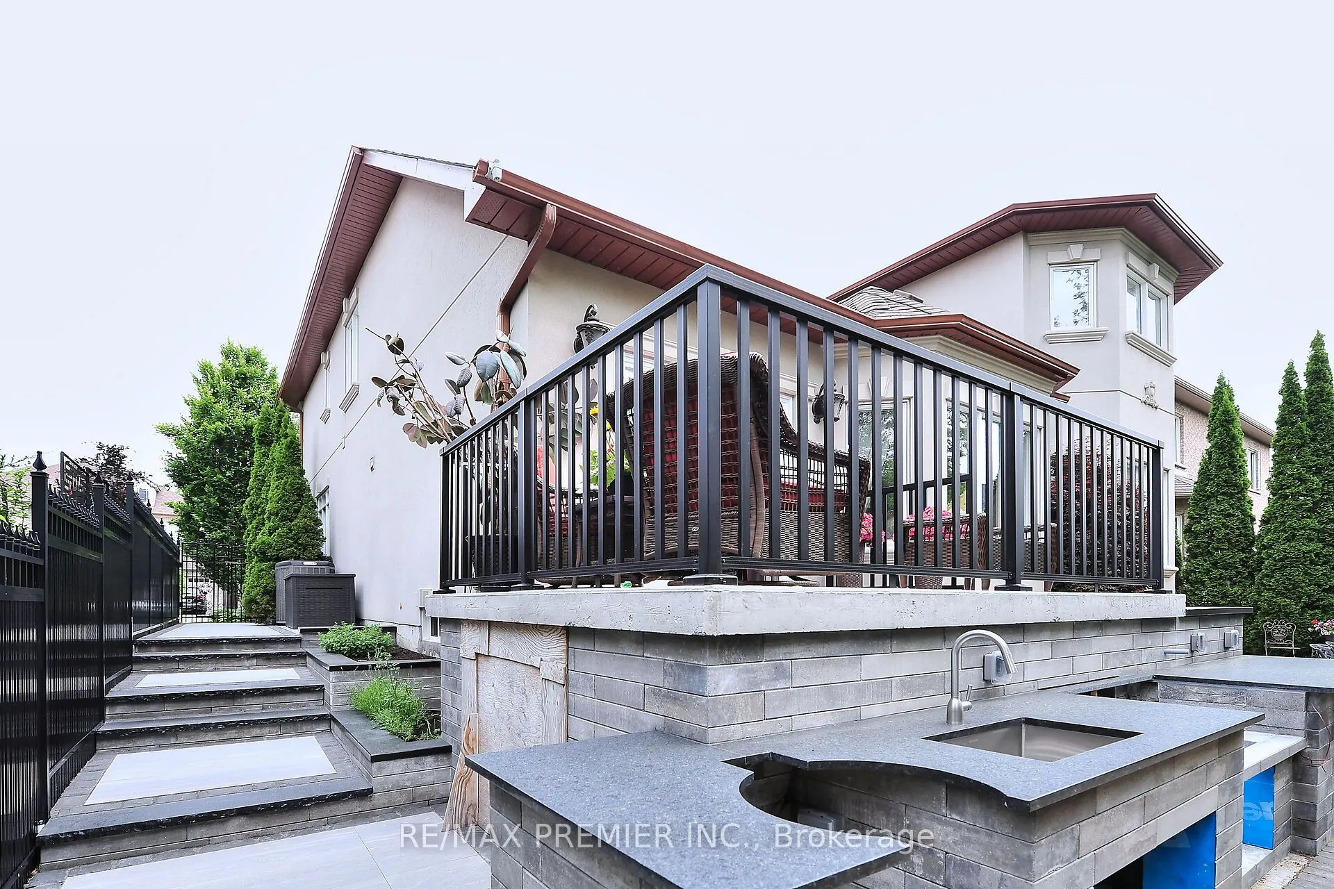 111 Arista Gate