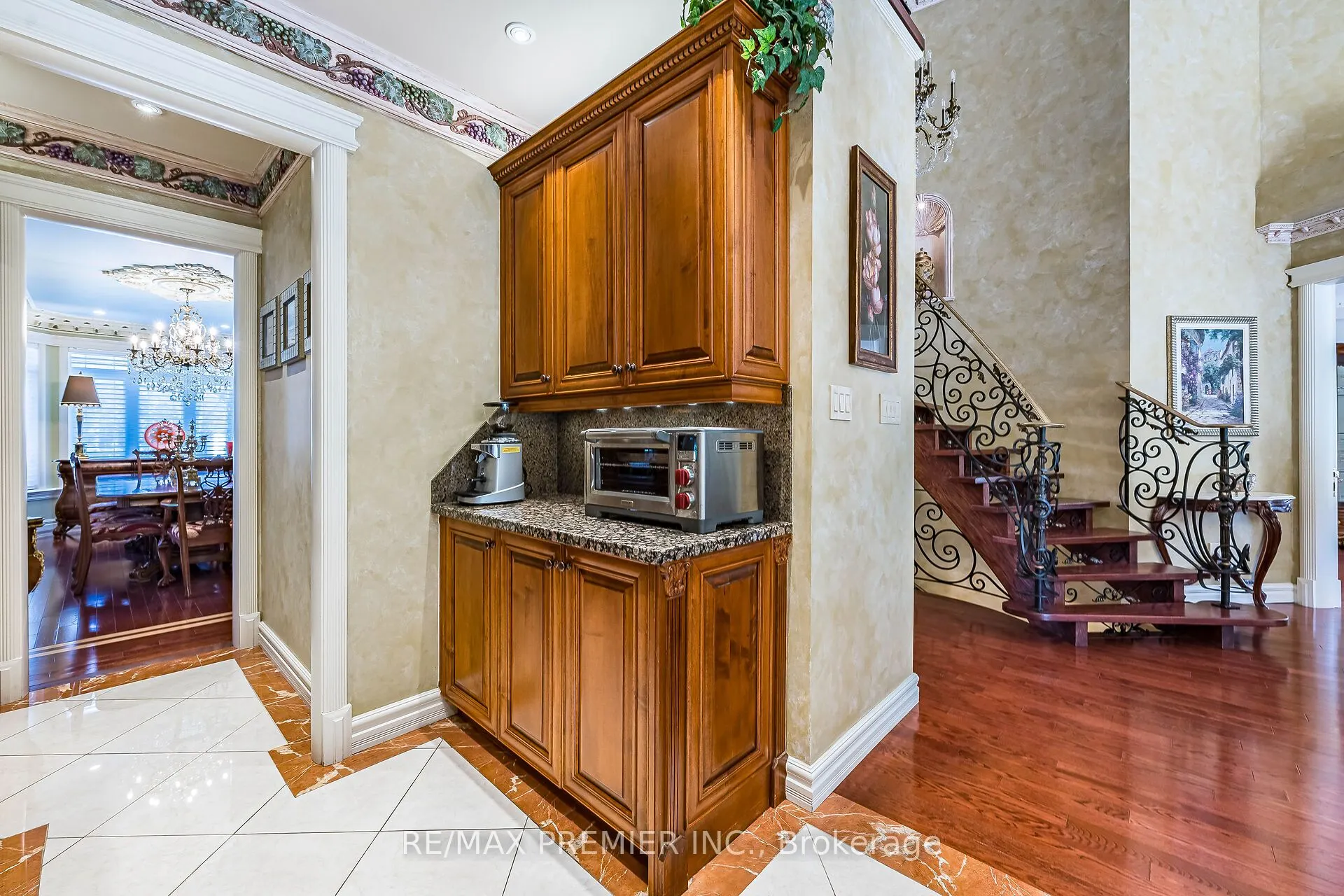111 Arista Gate