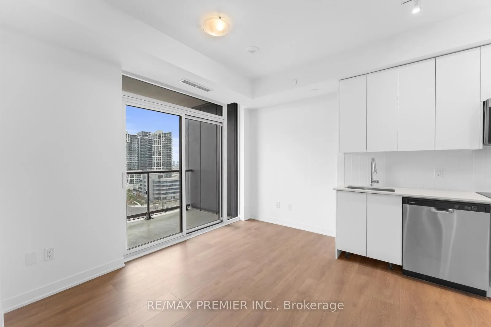 10 Abeja Street, #1319