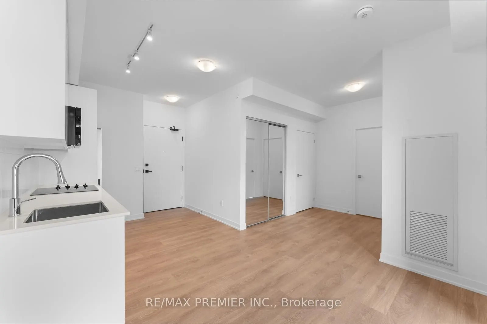 10 Abeja Street, #1319