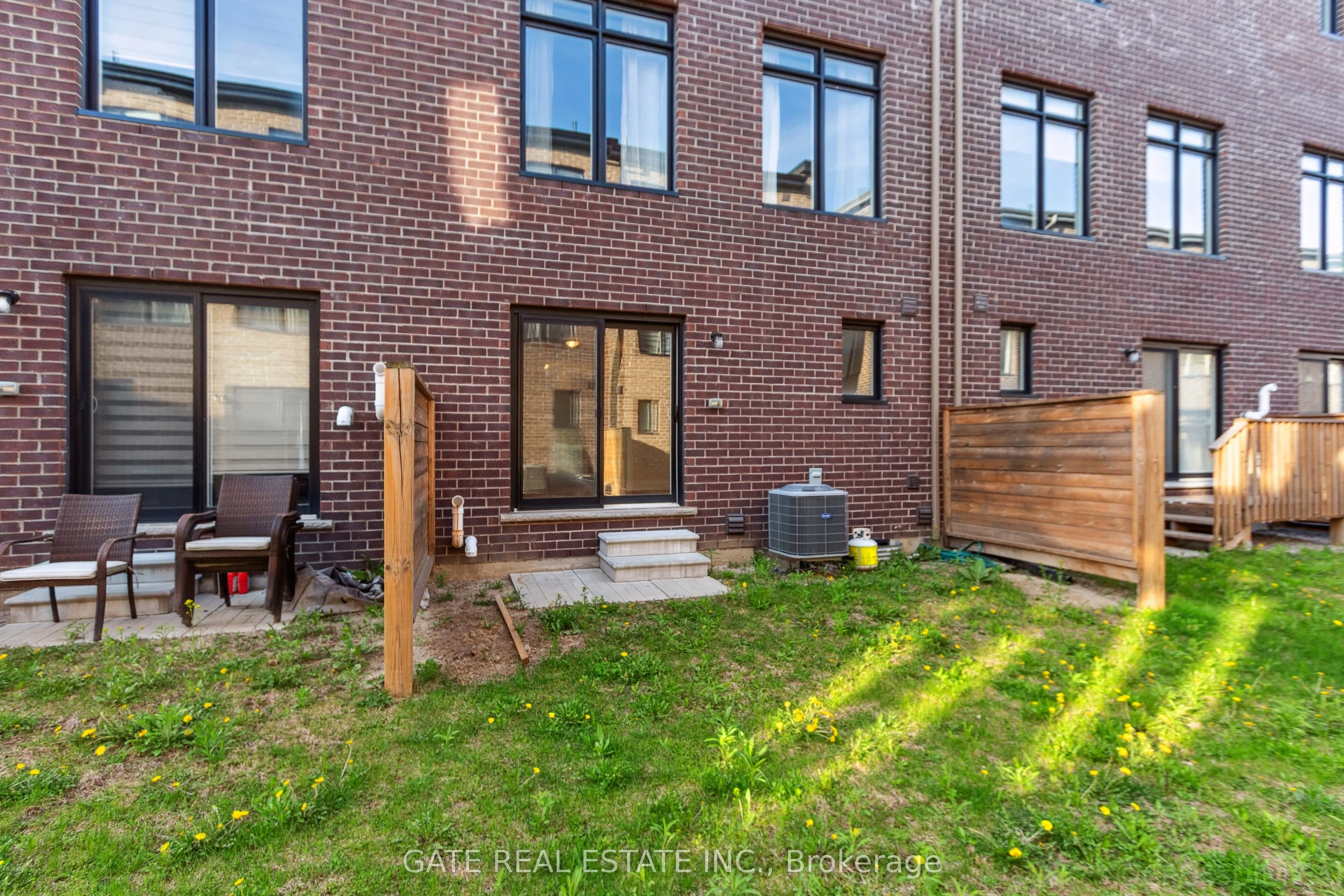 27 Moneypenny Place