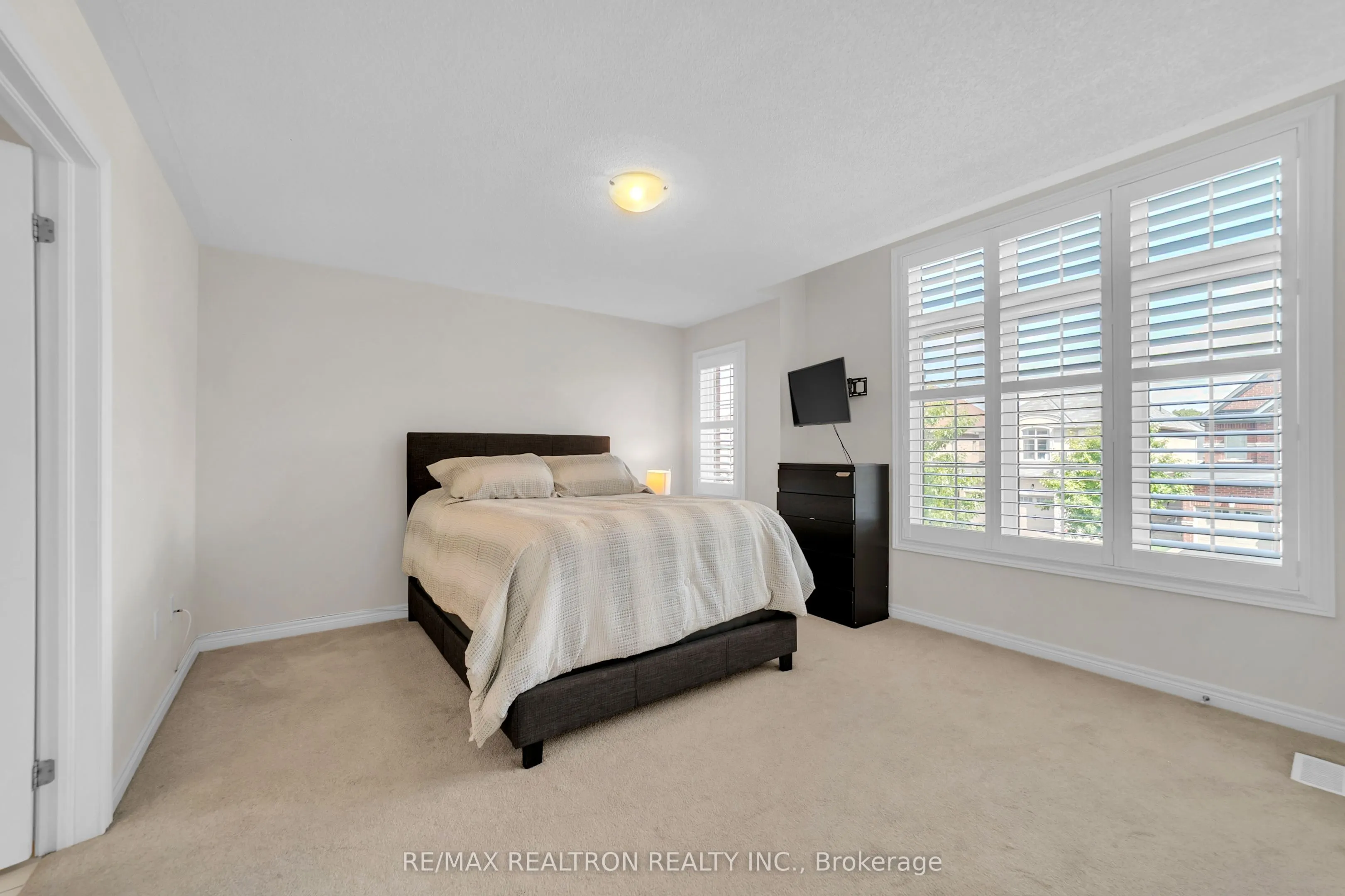 669 Sweetwater Crescent
