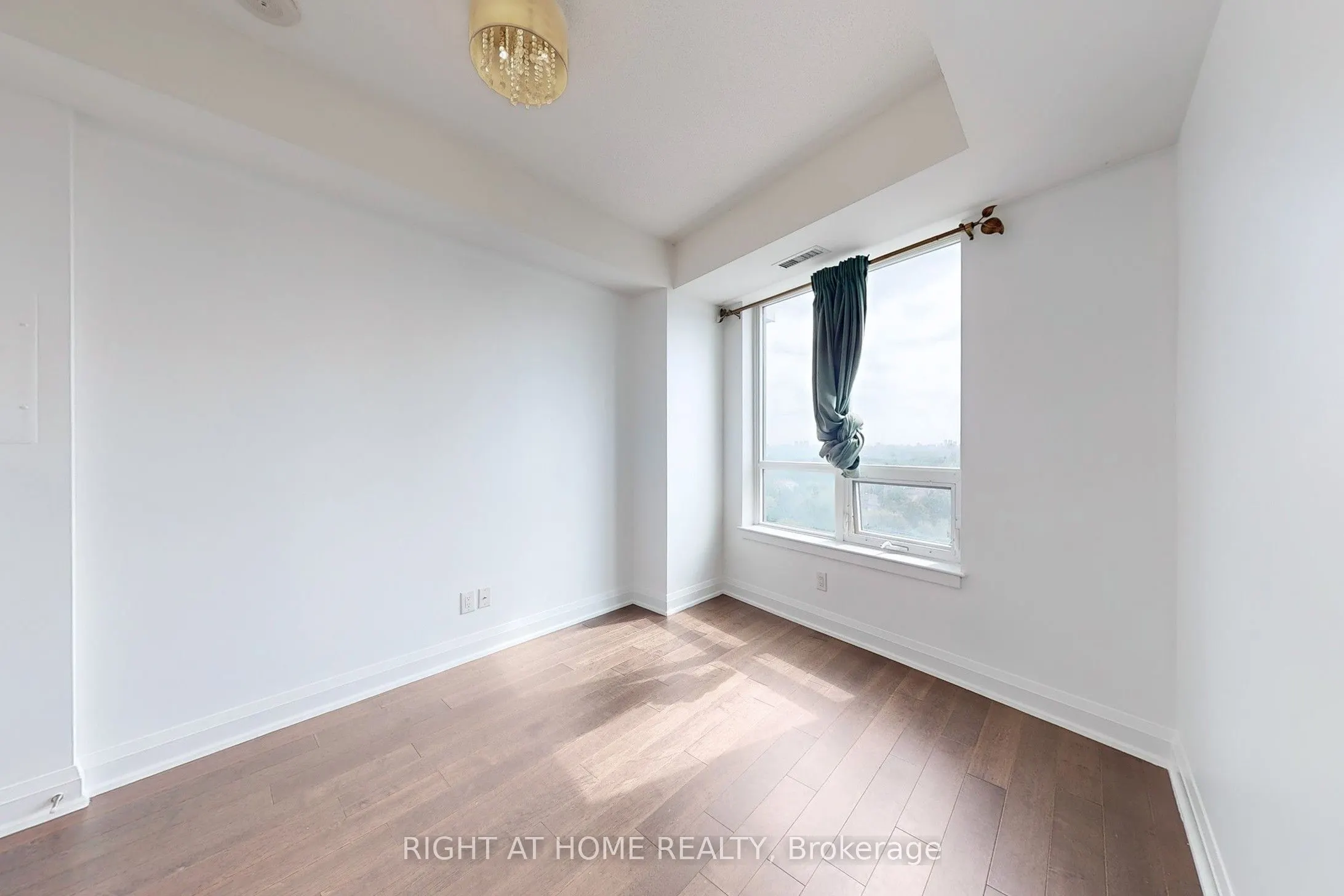 7161 Yonge Street, #1127