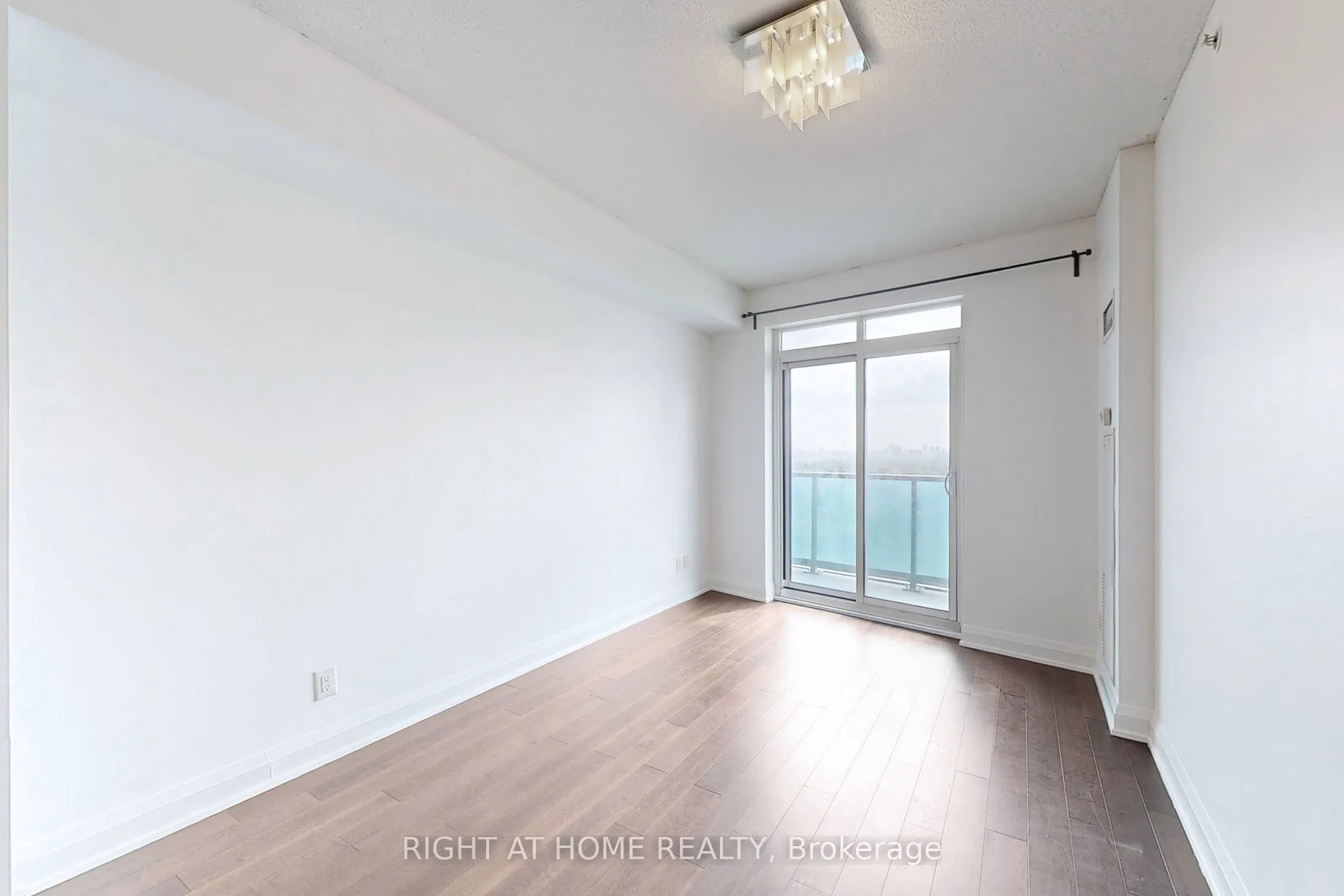 7161 Yonge Street, #1127