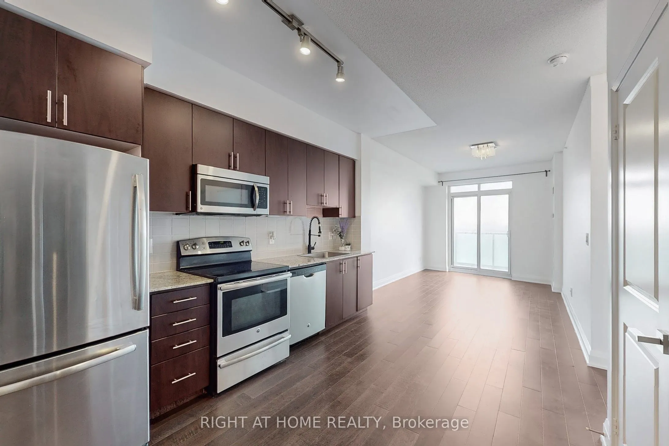 7161 Yonge Street, #1127
