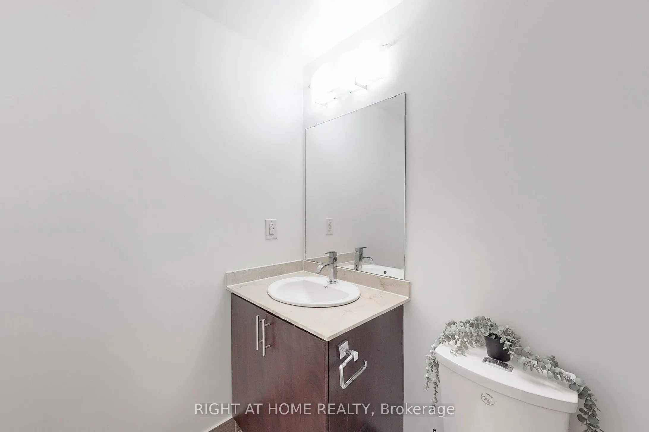 7161 Yonge Street, #1127
