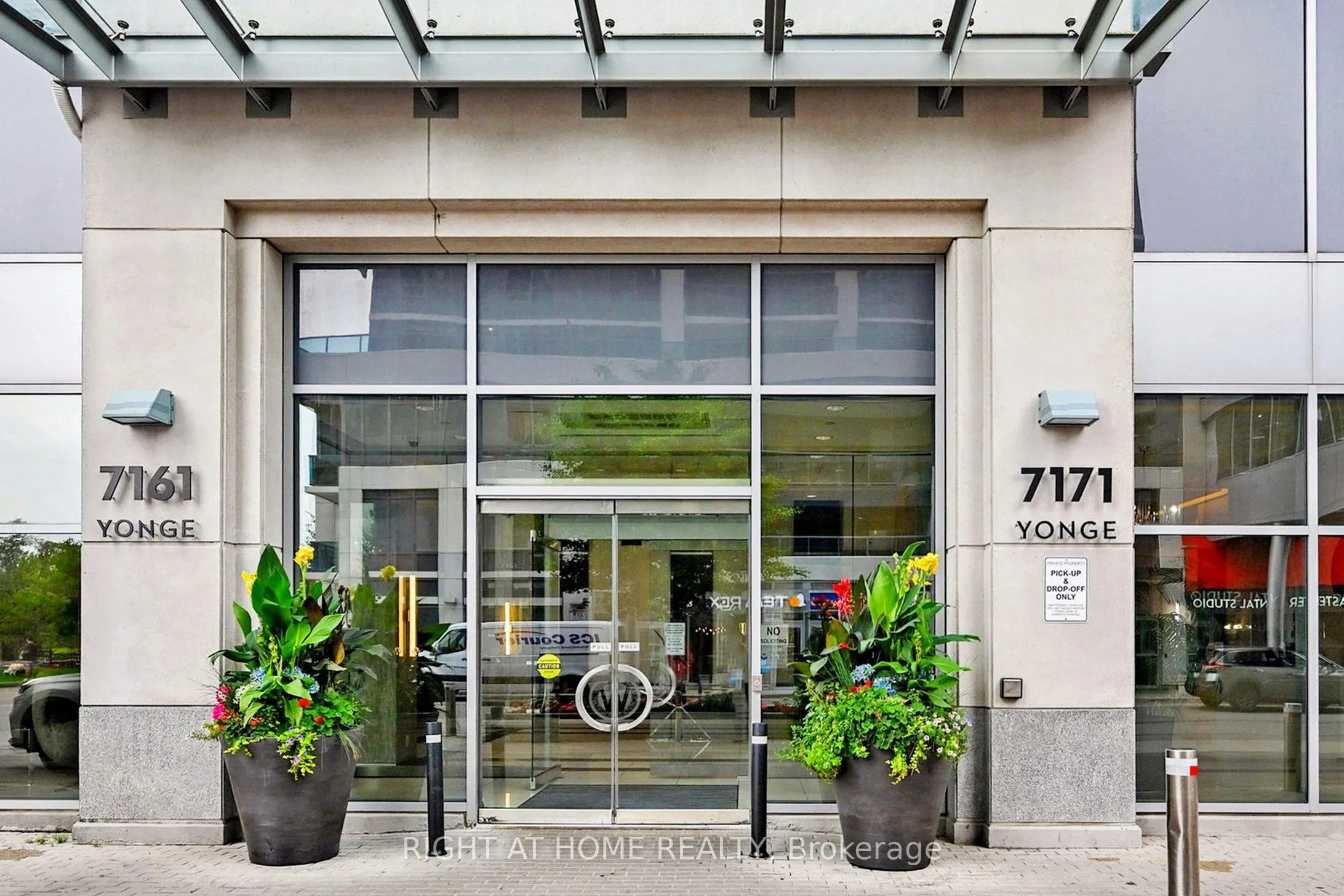 7161 Yonge Street, #1127
