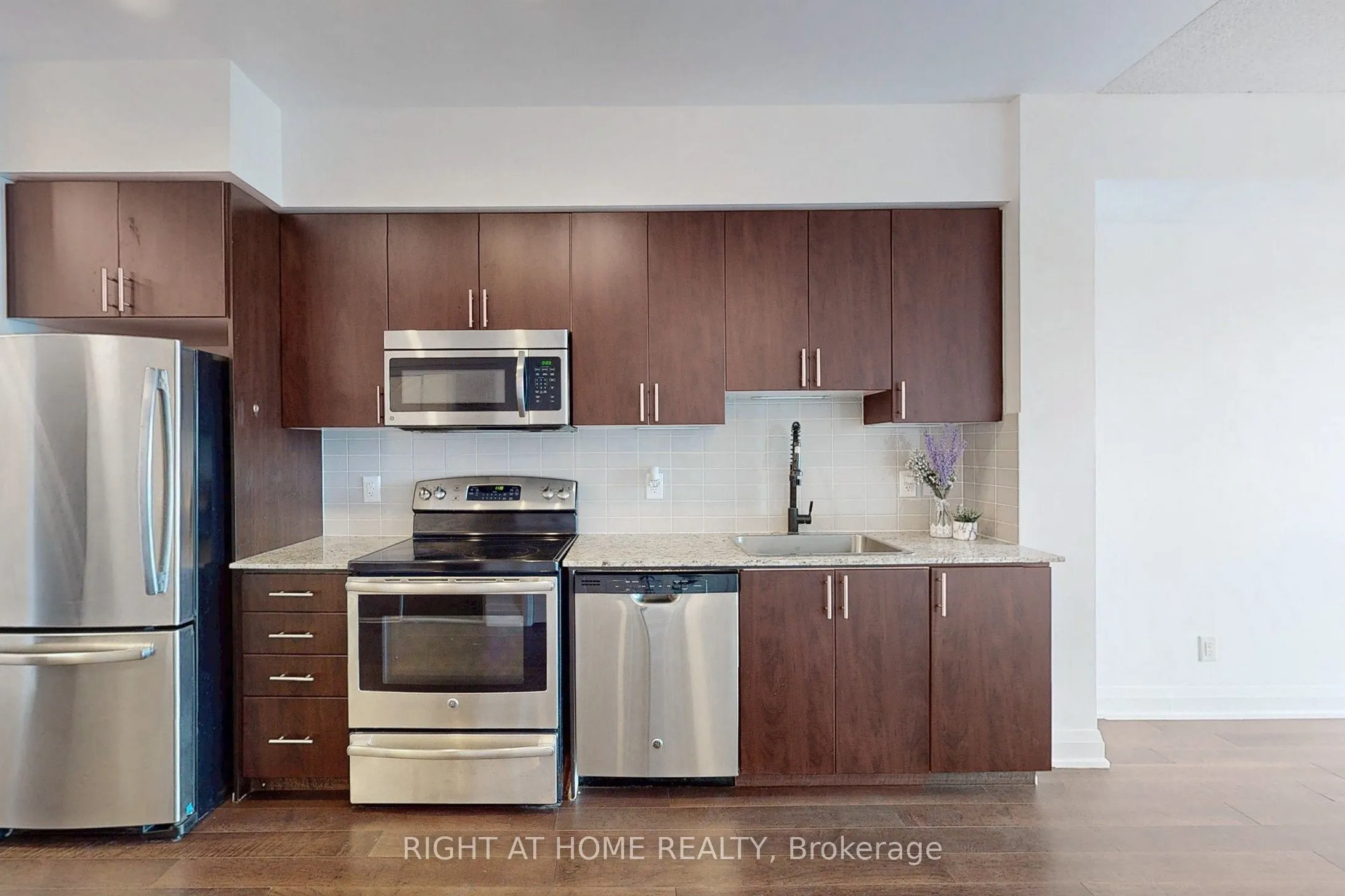 7161 Yonge Street, #1127