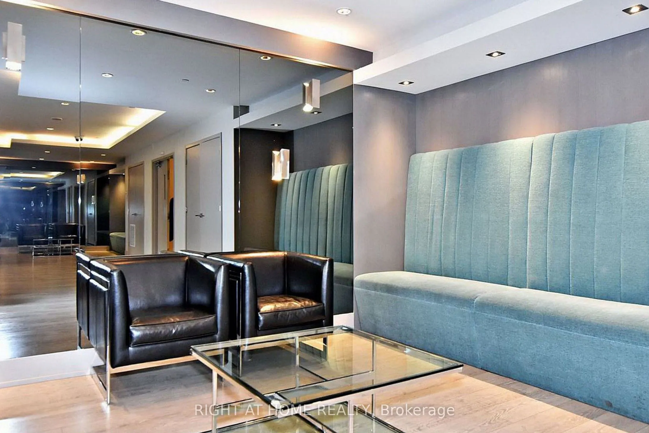 7161 Yonge Street, #1127