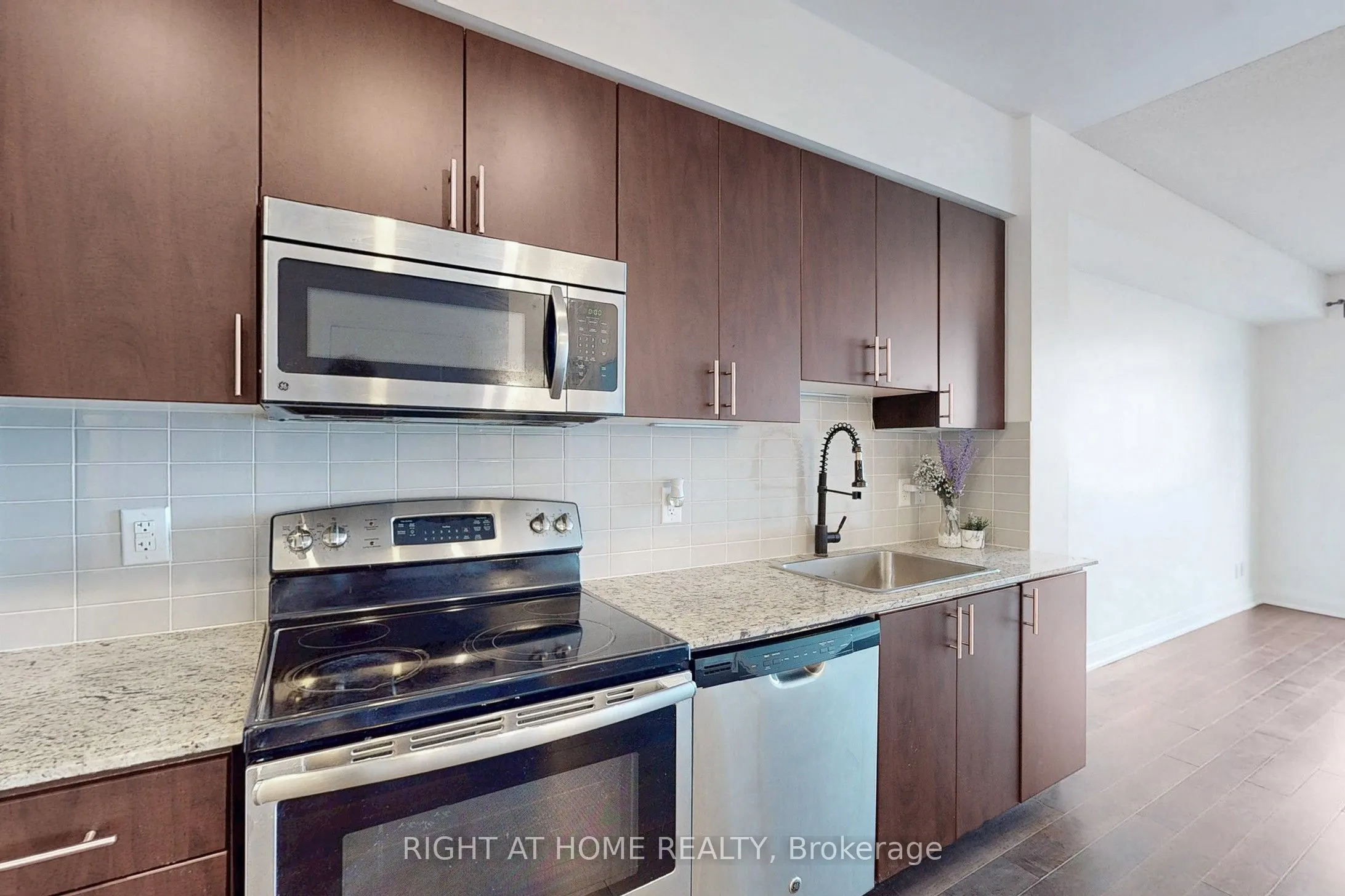 7161 Yonge Street, #1127