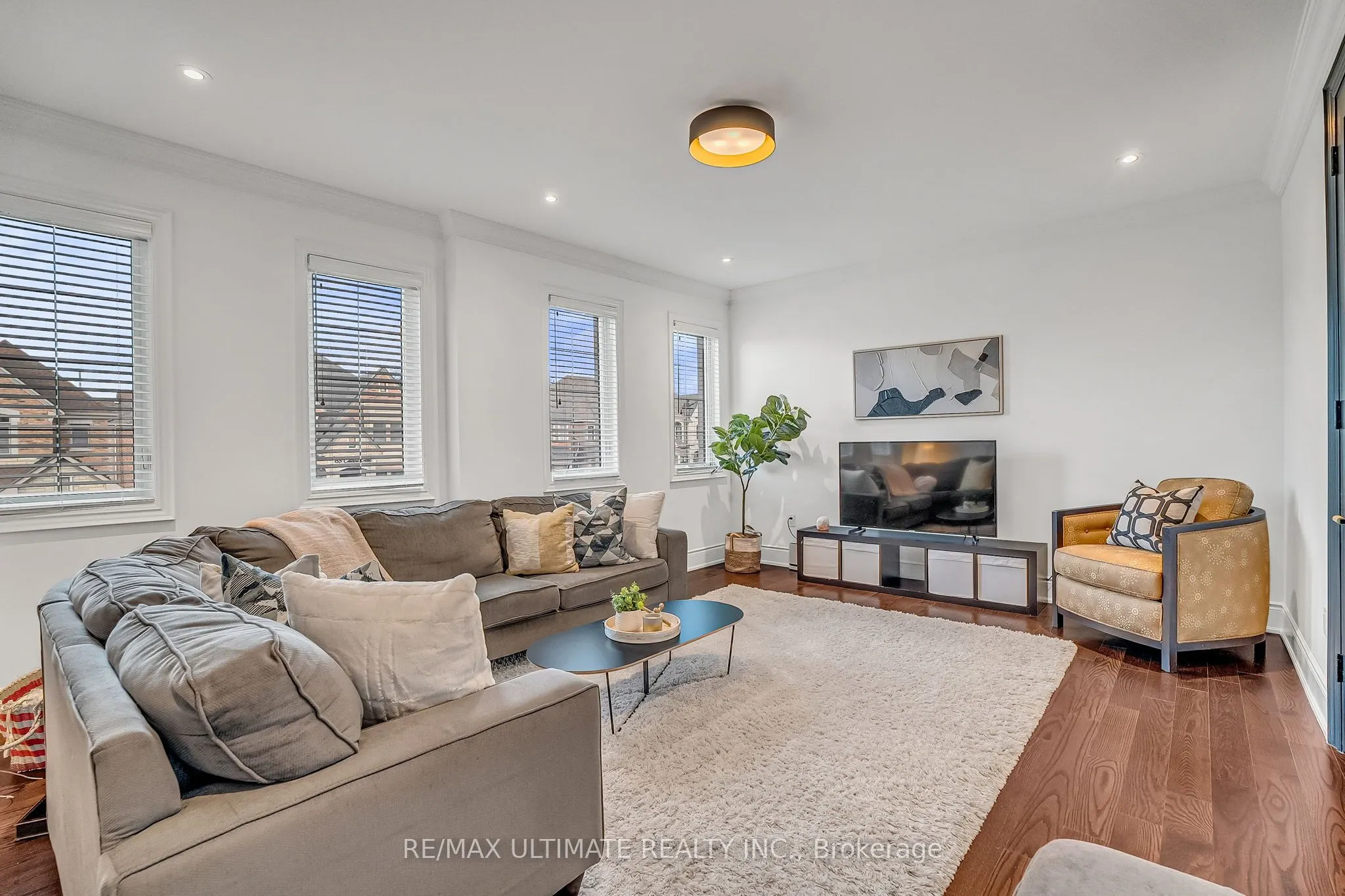60 Cairns Gate