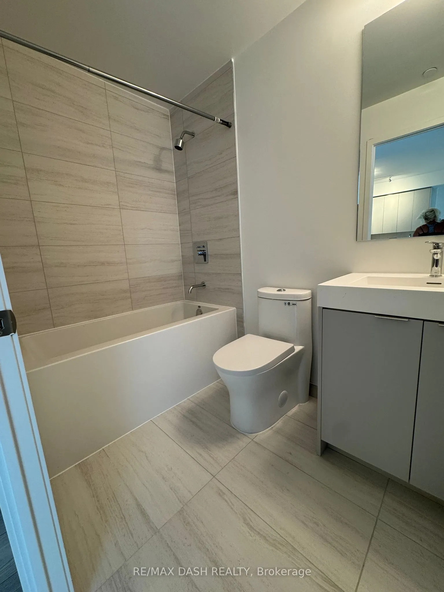 10 Abeja Street, #819