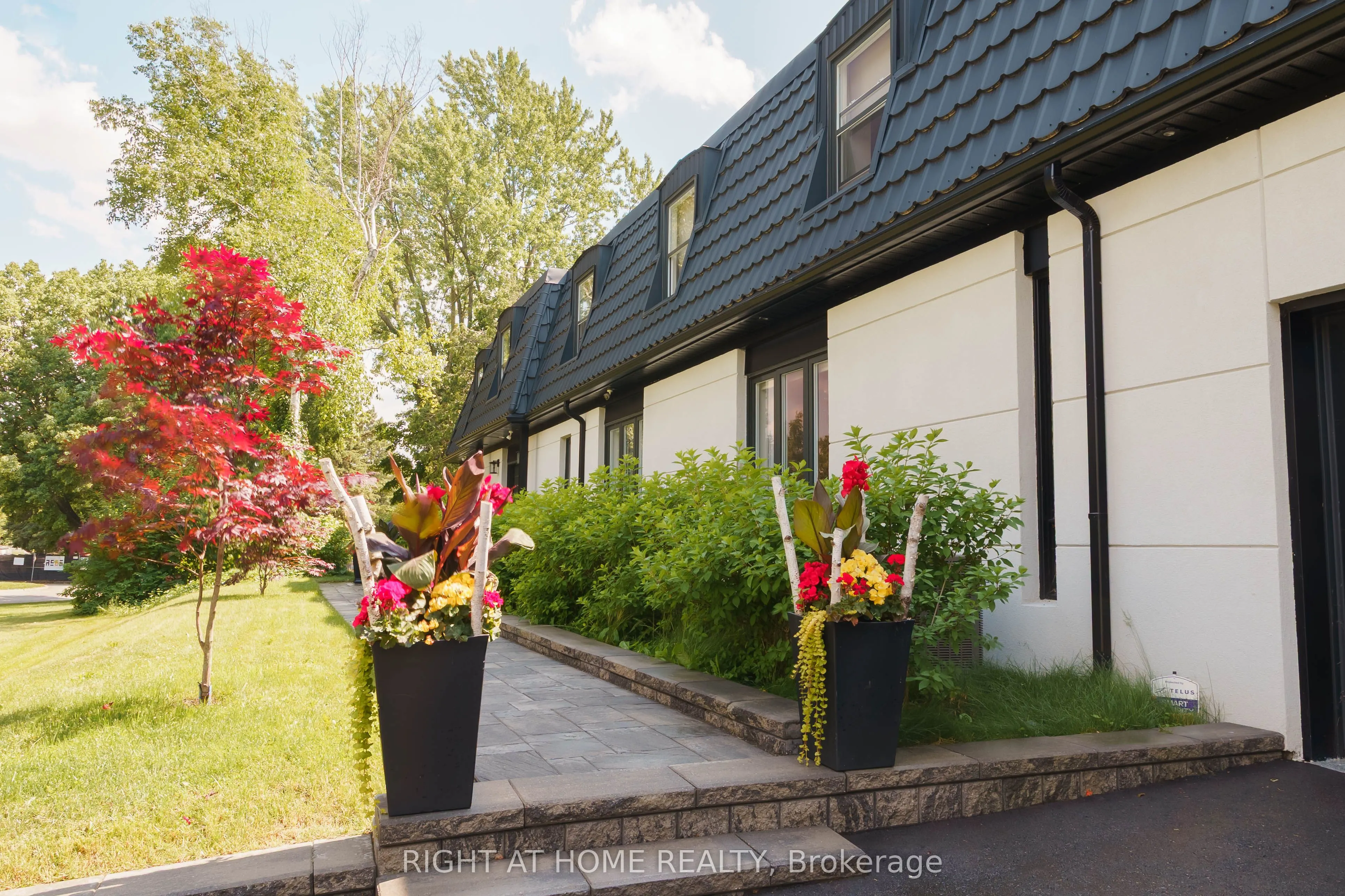 6 Ladyslipper Court