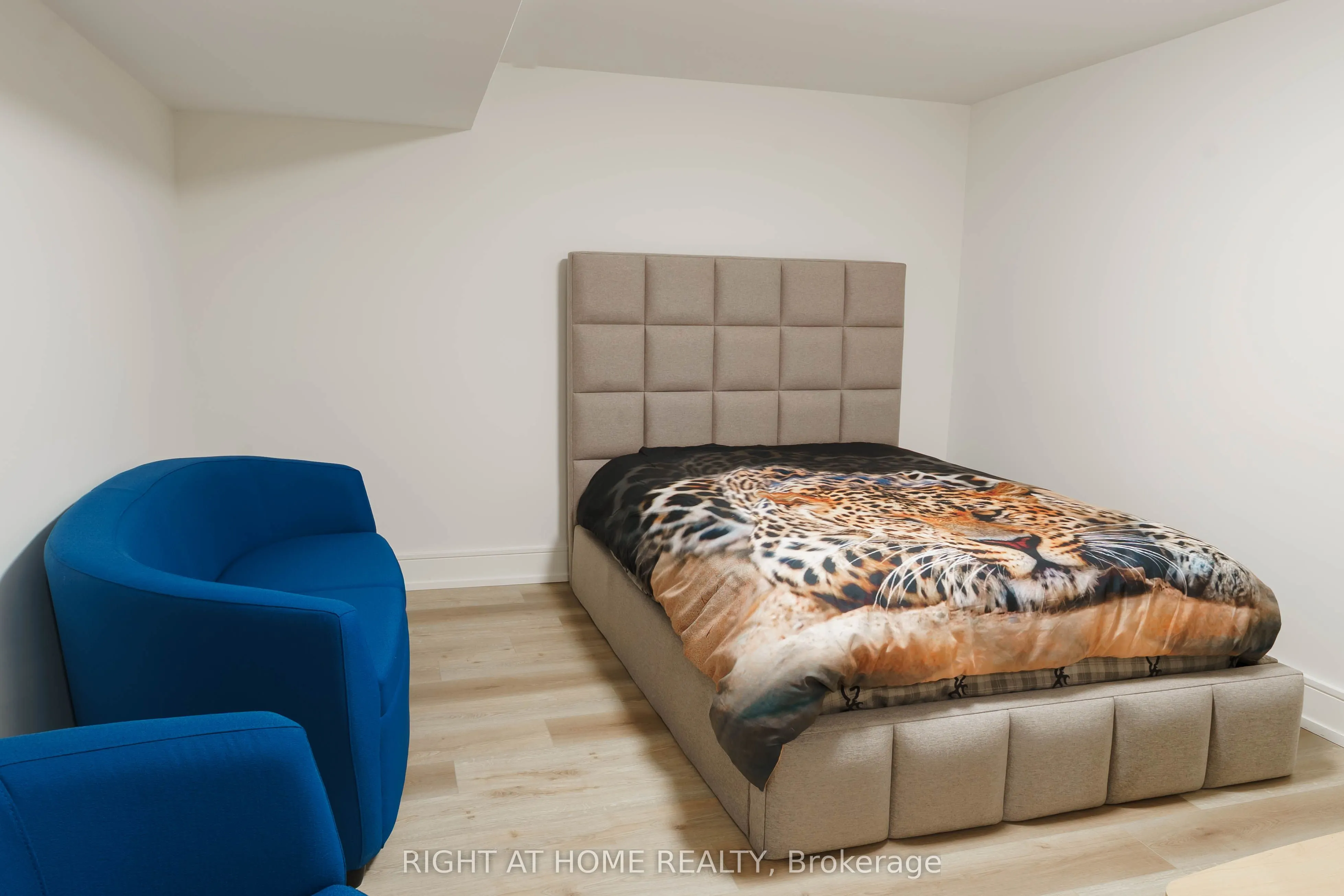 6 Ladyslipper Court