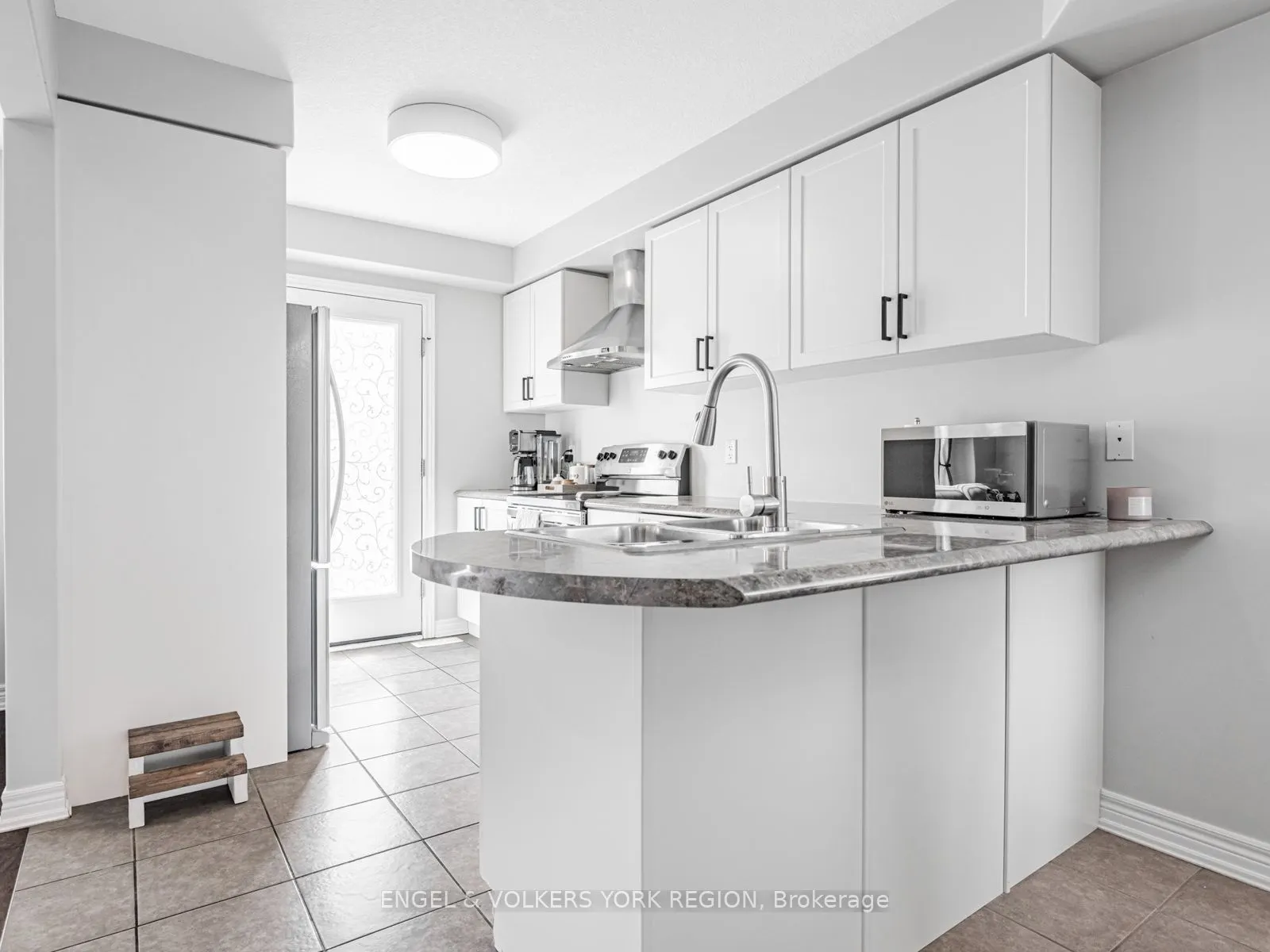 176 Banting Crescent