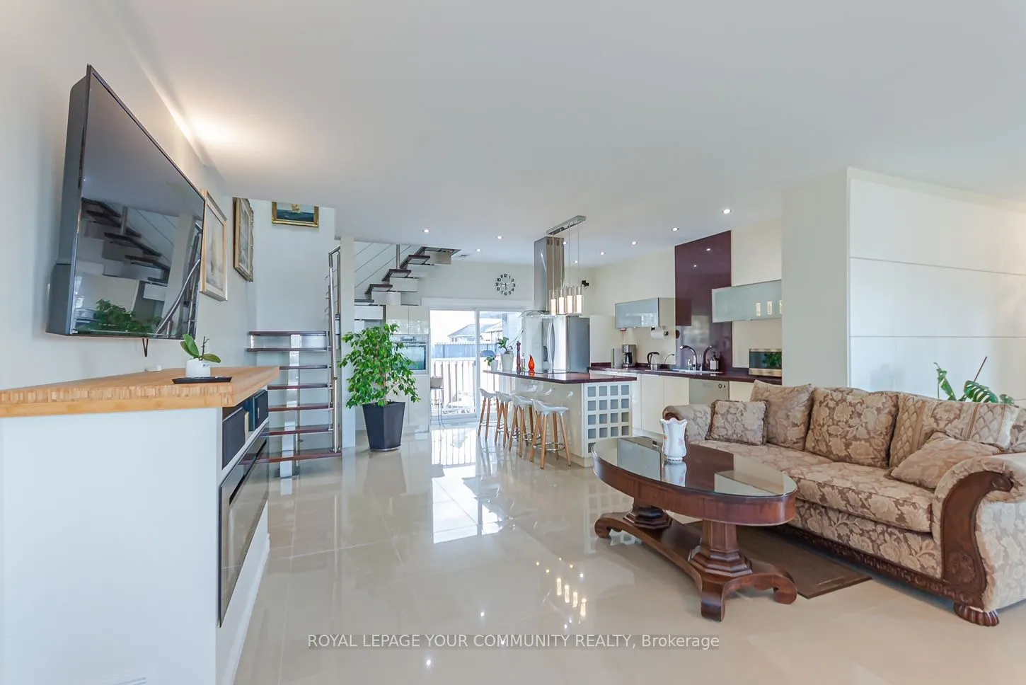 813 Lake Drive E